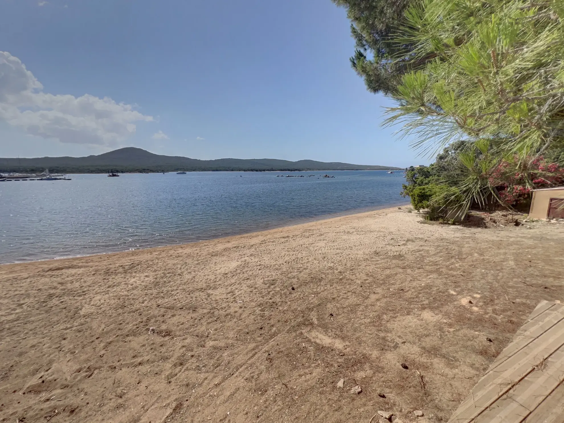 Vue exceptionnelle sur la plage à Pianottoli-Caldarello : résidence haut standing avec piscine et sport 