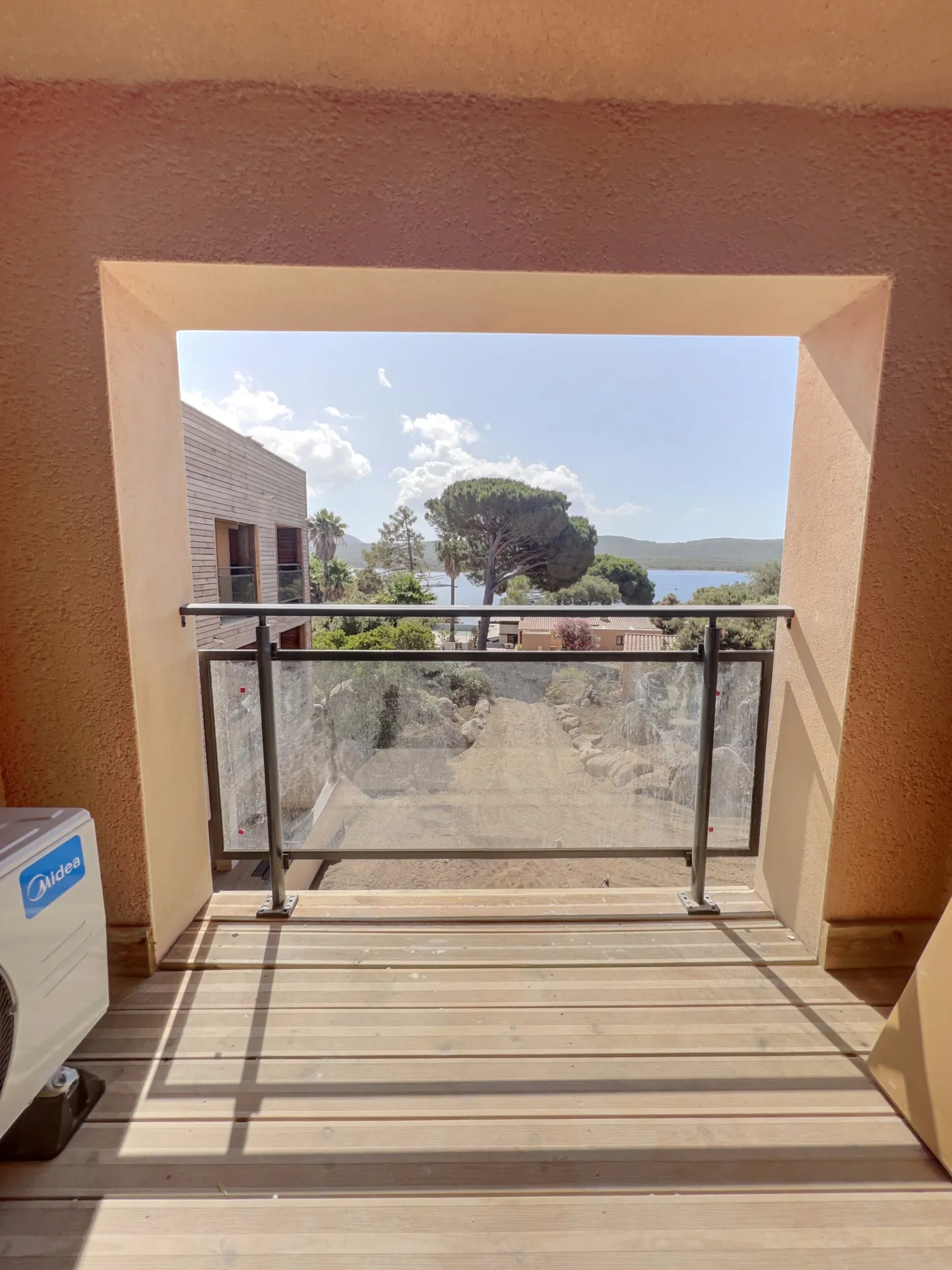 Vue exceptionnelle sur la plage à Pianottoli-Caldarello : résidence haut standing avec piscine et sport 