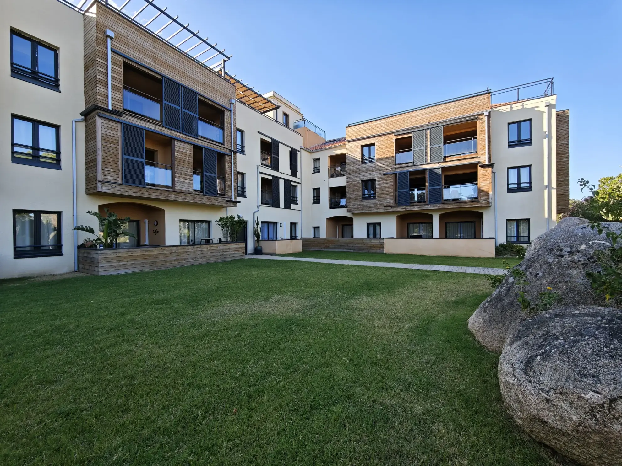 Appartement de luxe avec accès plage et équipements de loisirs en Corse du Sud 