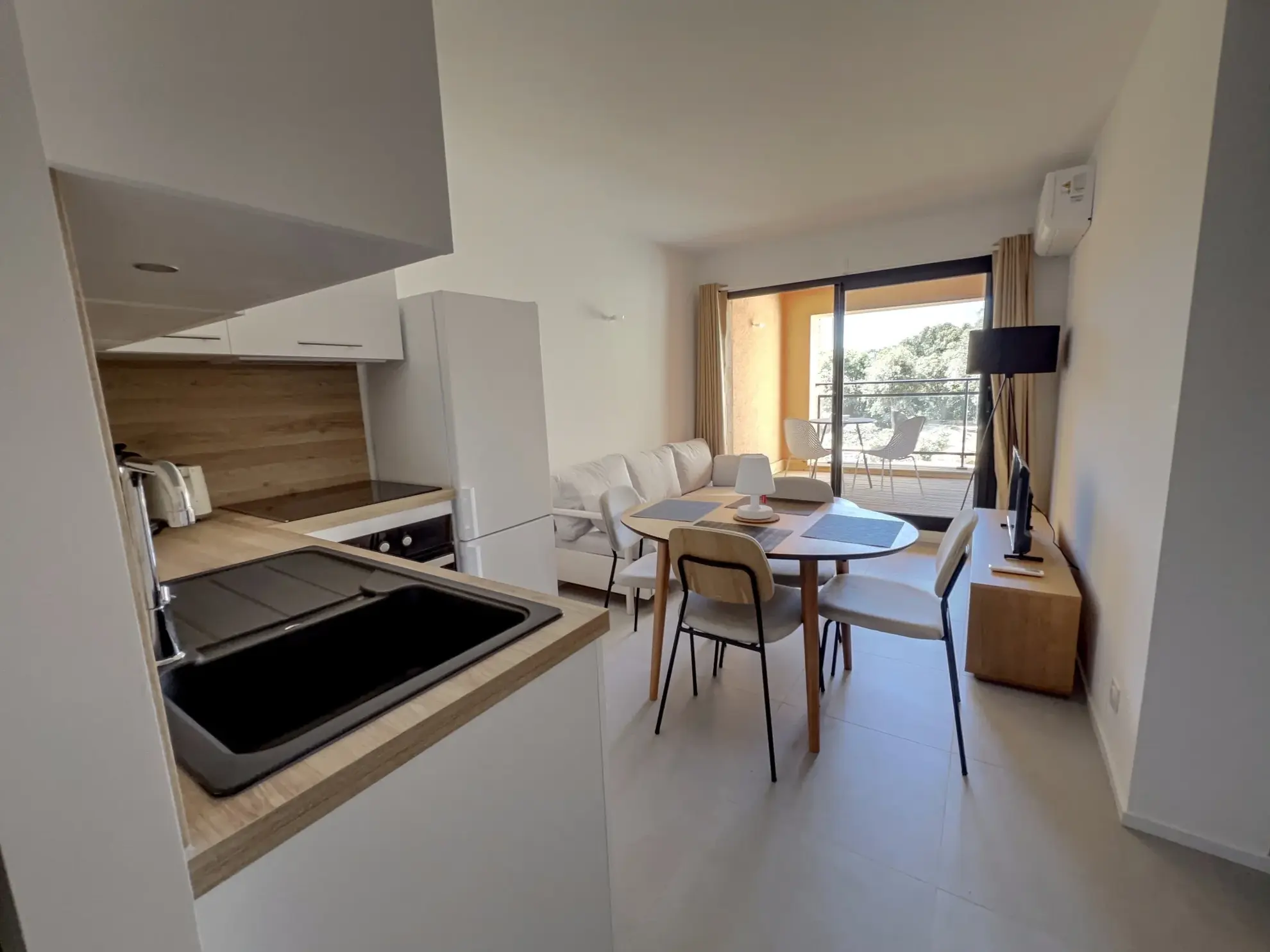 Vue exceptionnelle sur la plage à Pianottoli-Caldarello : résidence haut standing avec piscine et sport 