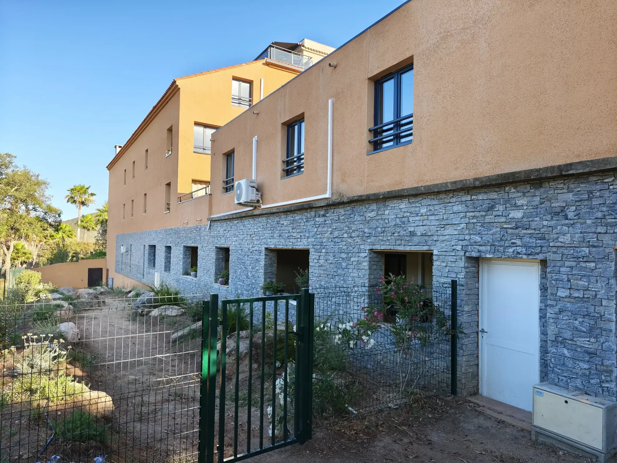Appartement de luxe avec accès plage et équipements de loisirs en Corse du Sud 