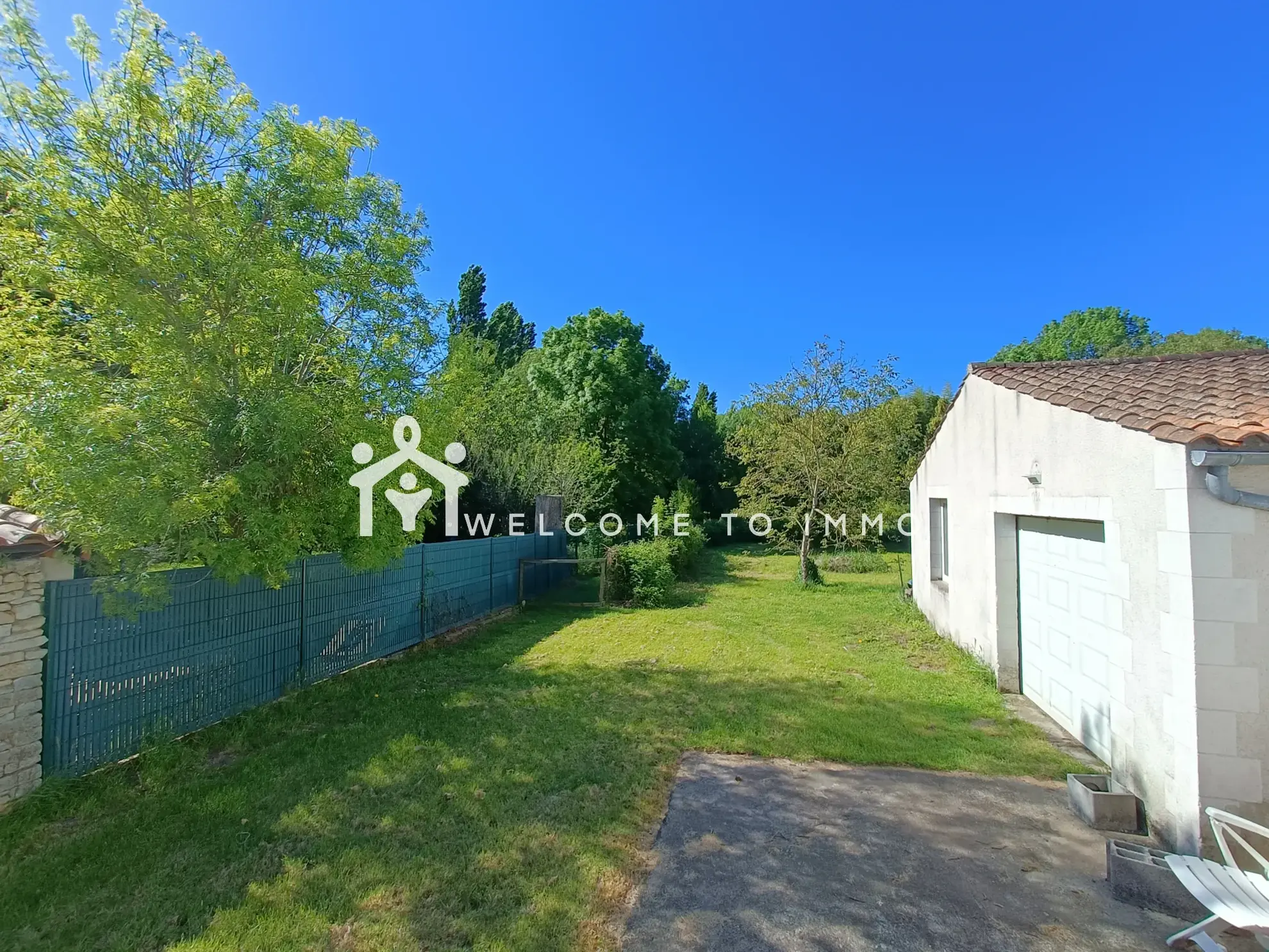 Maison à vendre à Benon avec jardin, garage et grande superficie, hors lotissement