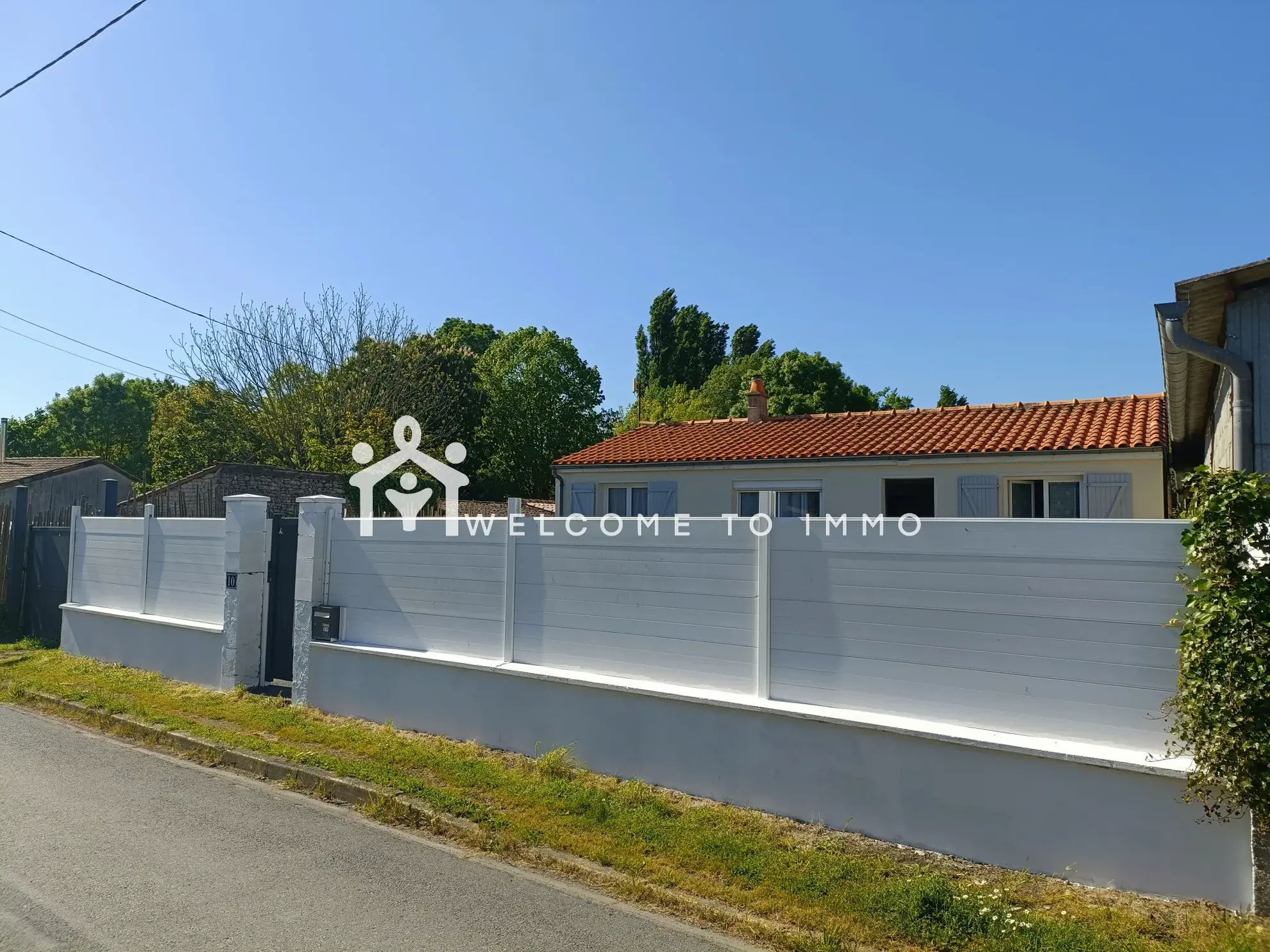 Maison à vendre à Benon avec jardin, garage et grande superficie, hors lotissement 