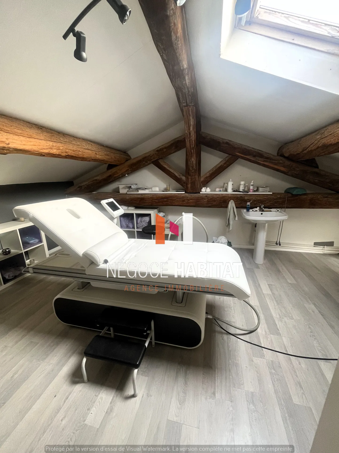 À vendre immeuble polyvalent de 142 m² à Générac, idéal investisseur ou professionnel 