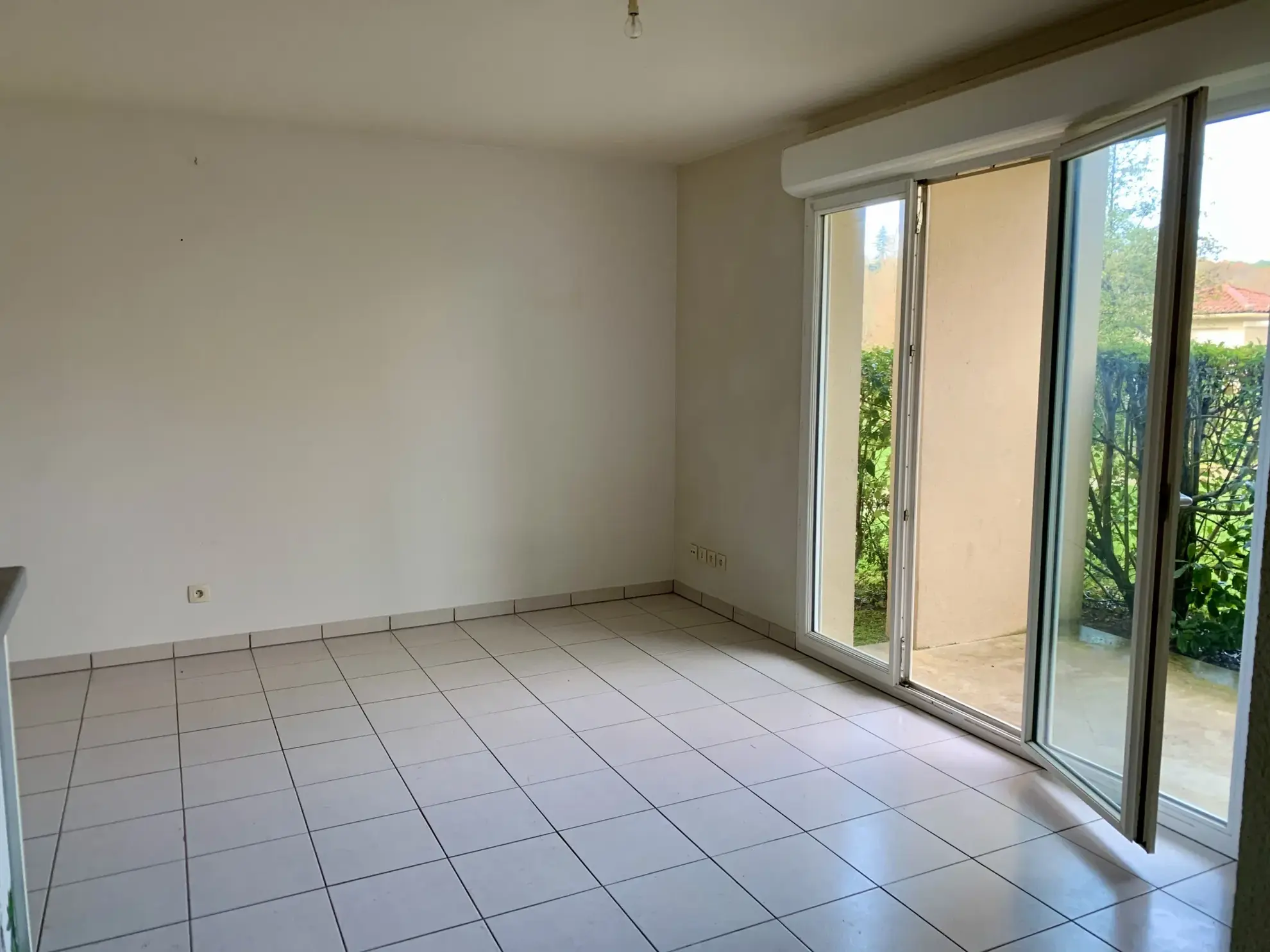 Appartement T3 de plain-pied avec terrasse, parking et piscine à Bergerac