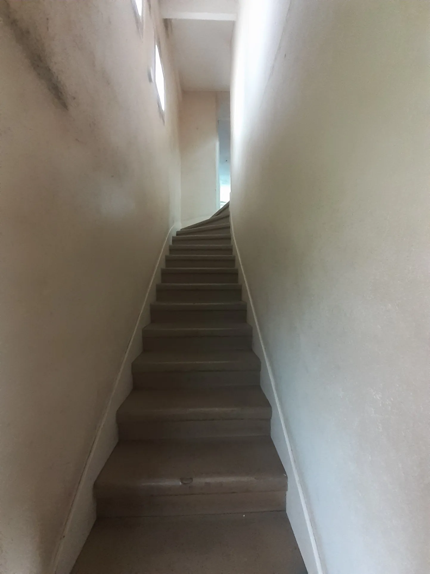 Maison à rénover de 195 m² avec terrain de 799 m² à Marcigny 