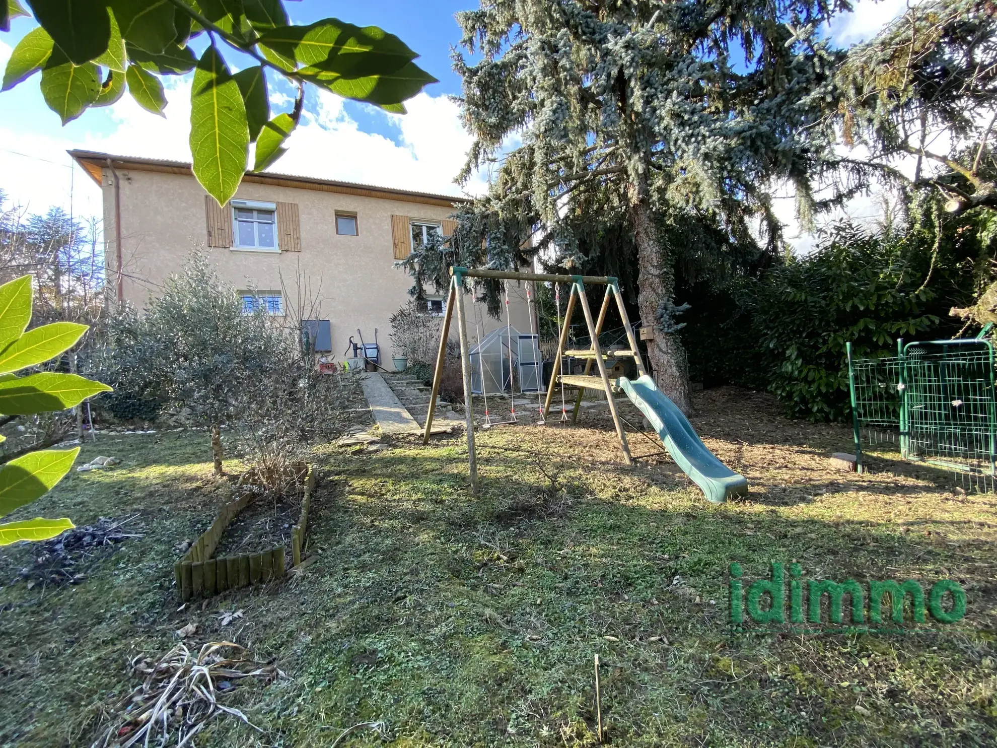 Maison lumineuse de 86 m2 à Annonay avec jardin, 2 chambres et bureau à vendre 