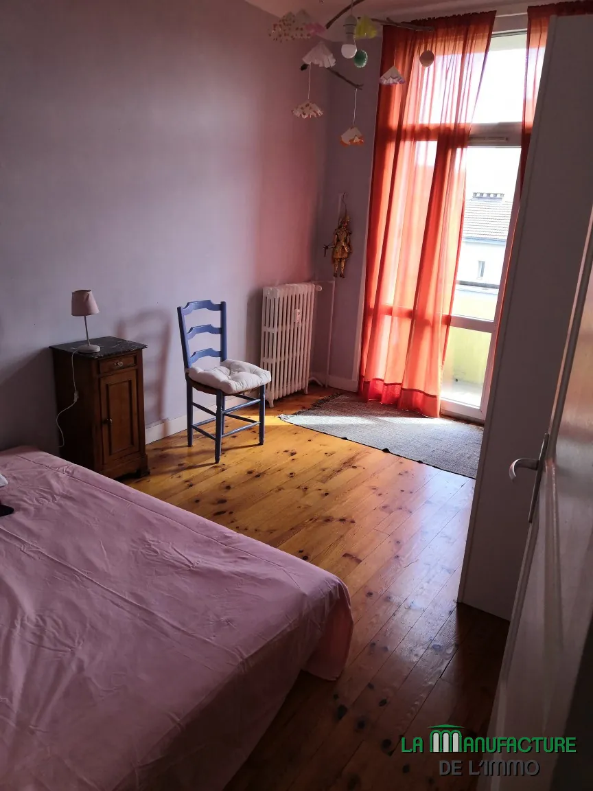 Appartement T3 rénové de 65,93 m² avec balcon et cave à Saint-Étienne 