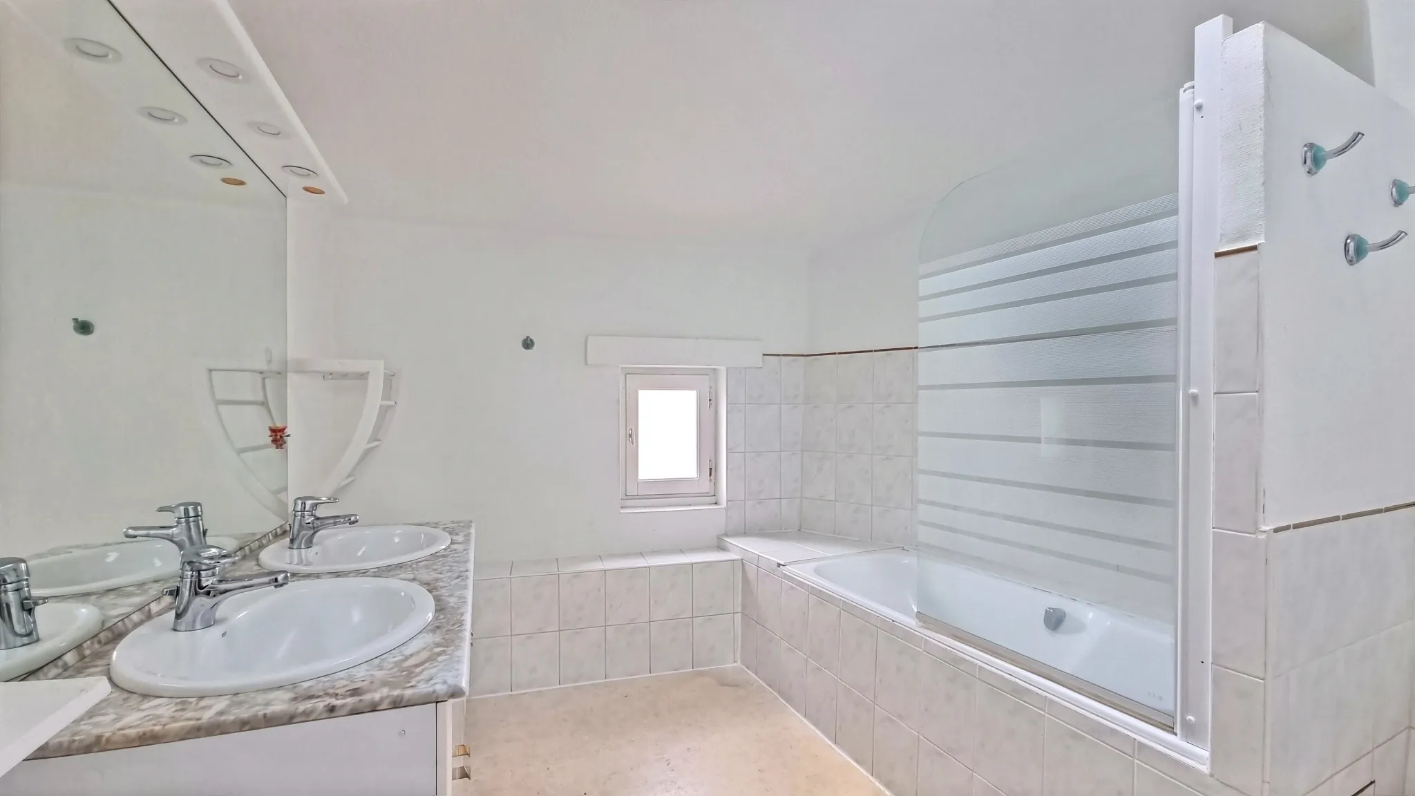 Maison de bourg de 105 m² à Beaumont avec 3 chambres et grand potentiel à vendre 