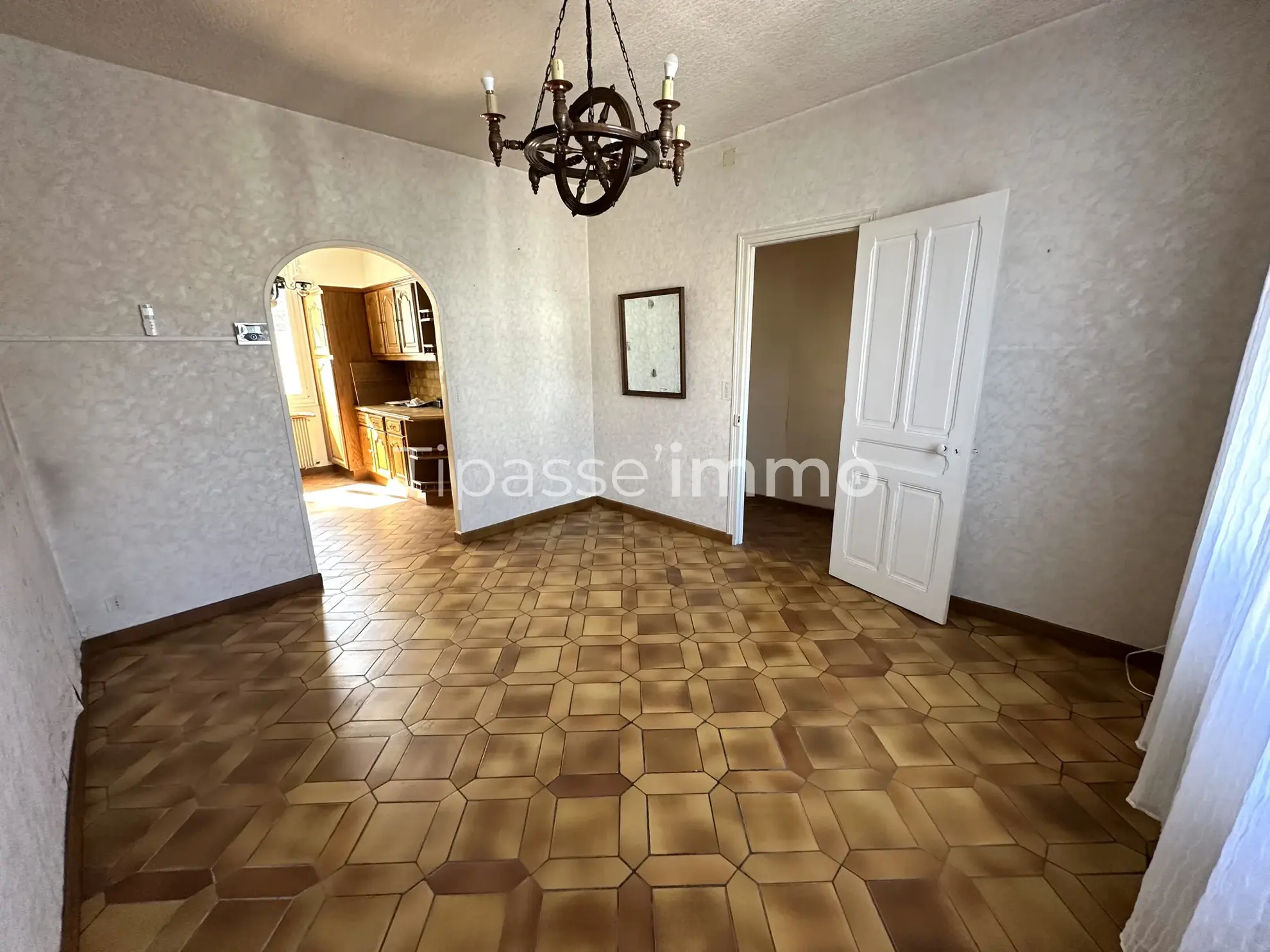 Maison individuelle en briques et silex à Sotteville-lès-Rouen – 2 chambres, cour, rénovée 