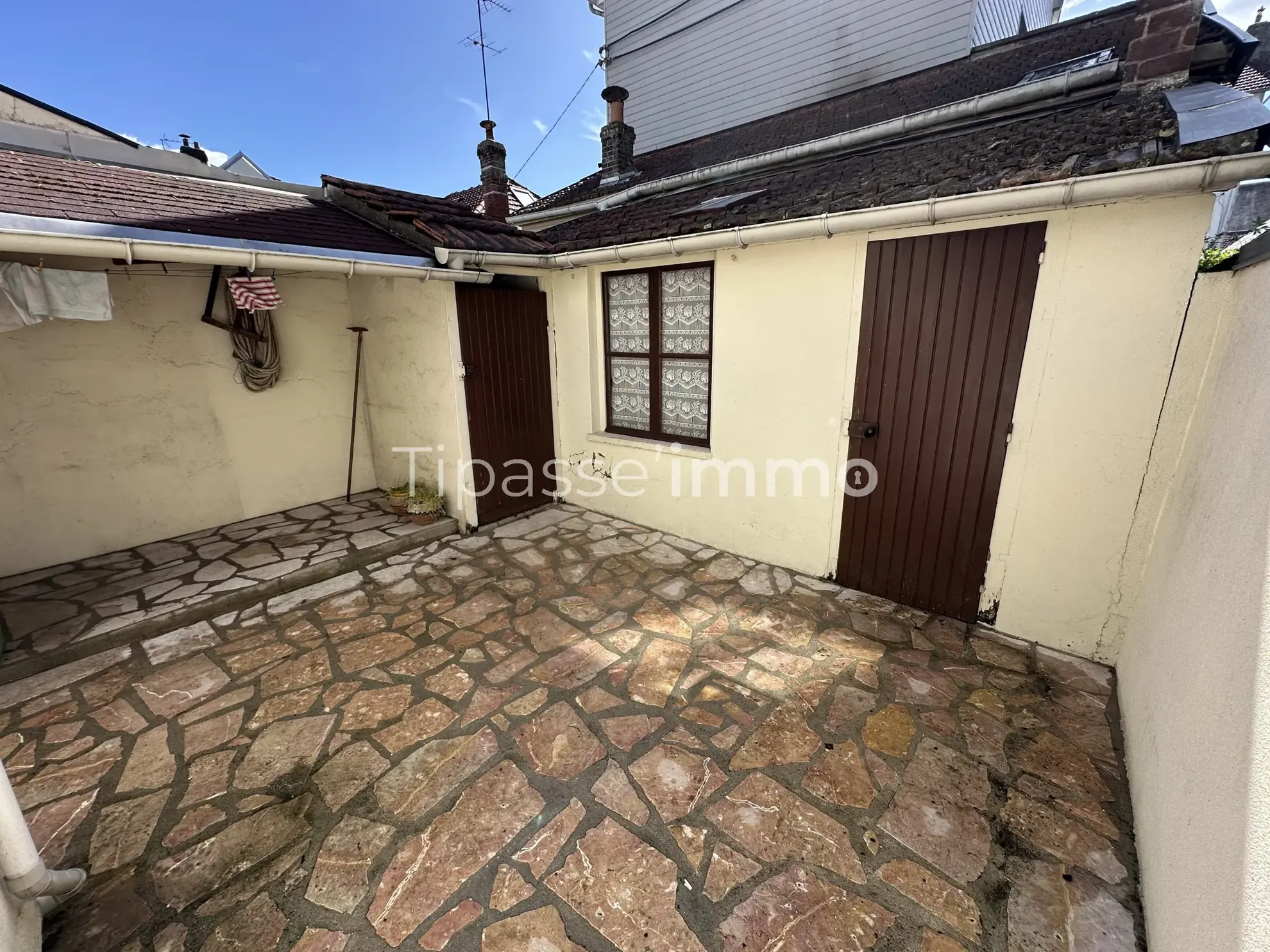 Maison individuelle en briques et silex à Sotteville-lès-Rouen – 2 chambres, cour, rénovée 