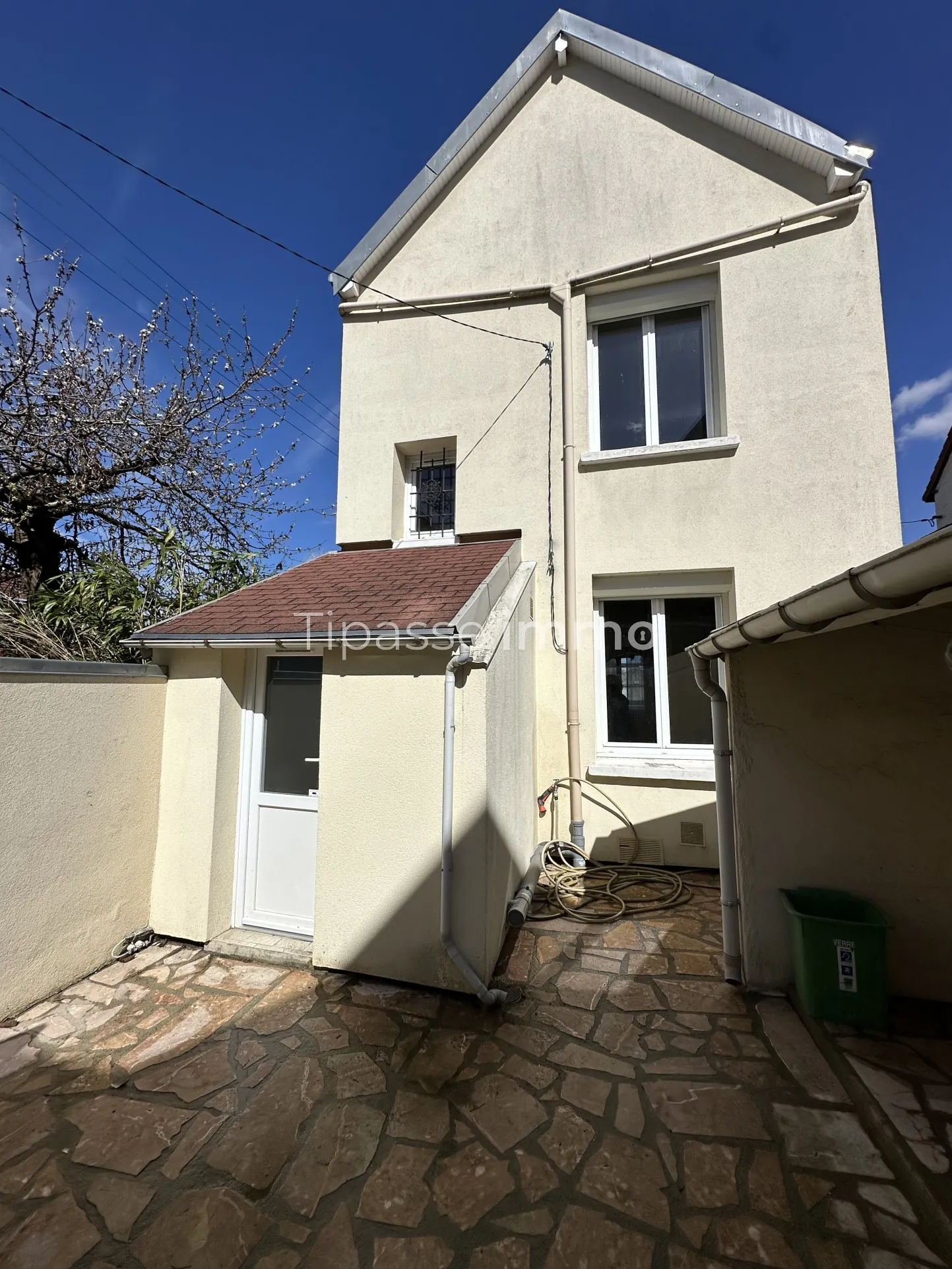 Maison individuelle en briques et silex à Sotteville-lès-Rouen – 2 chambres, cour, rénovée 