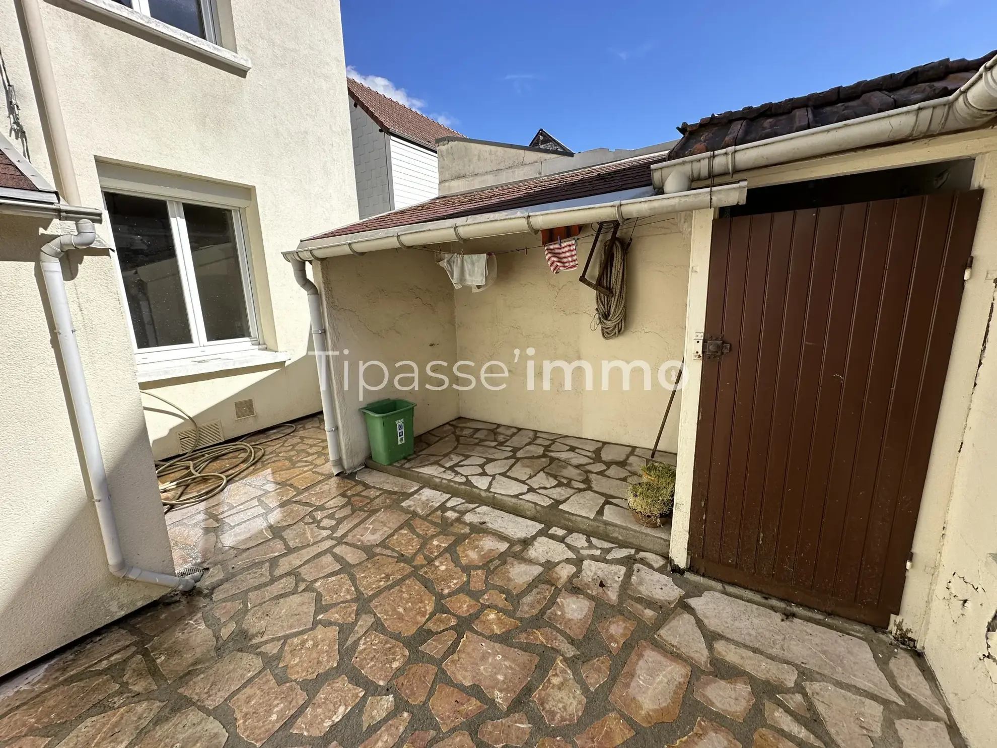 Maison individuelle en briques et silex à Sotteville-lès-Rouen – 2 chambres, cour, rénovée 