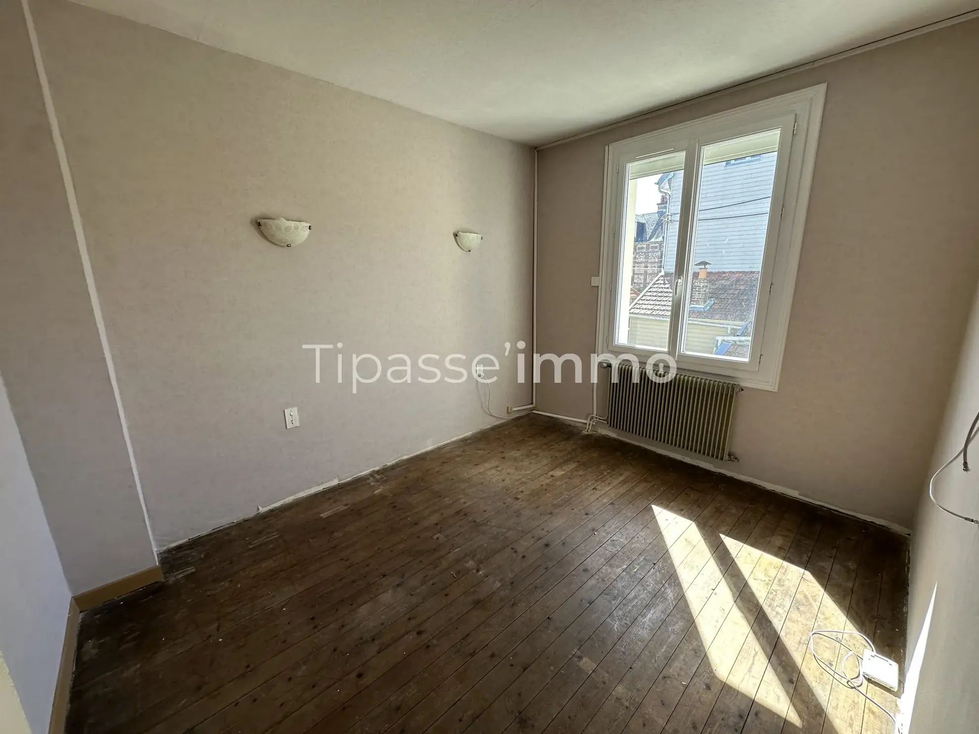 Maison individuelle en briques et silex à Sotteville-lès-Rouen – 2 chambres, cour, rénovée 