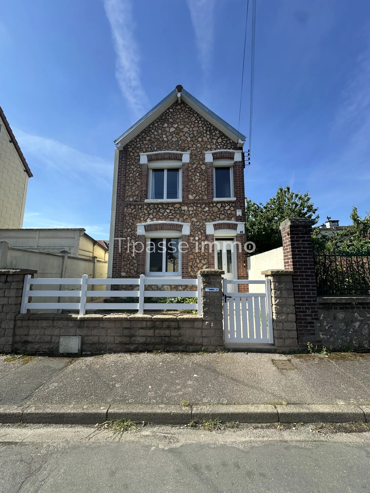 Maison individuelle en briques et silex à Sotteville-lès-Rouen – 2 chambres, cour, rénovée