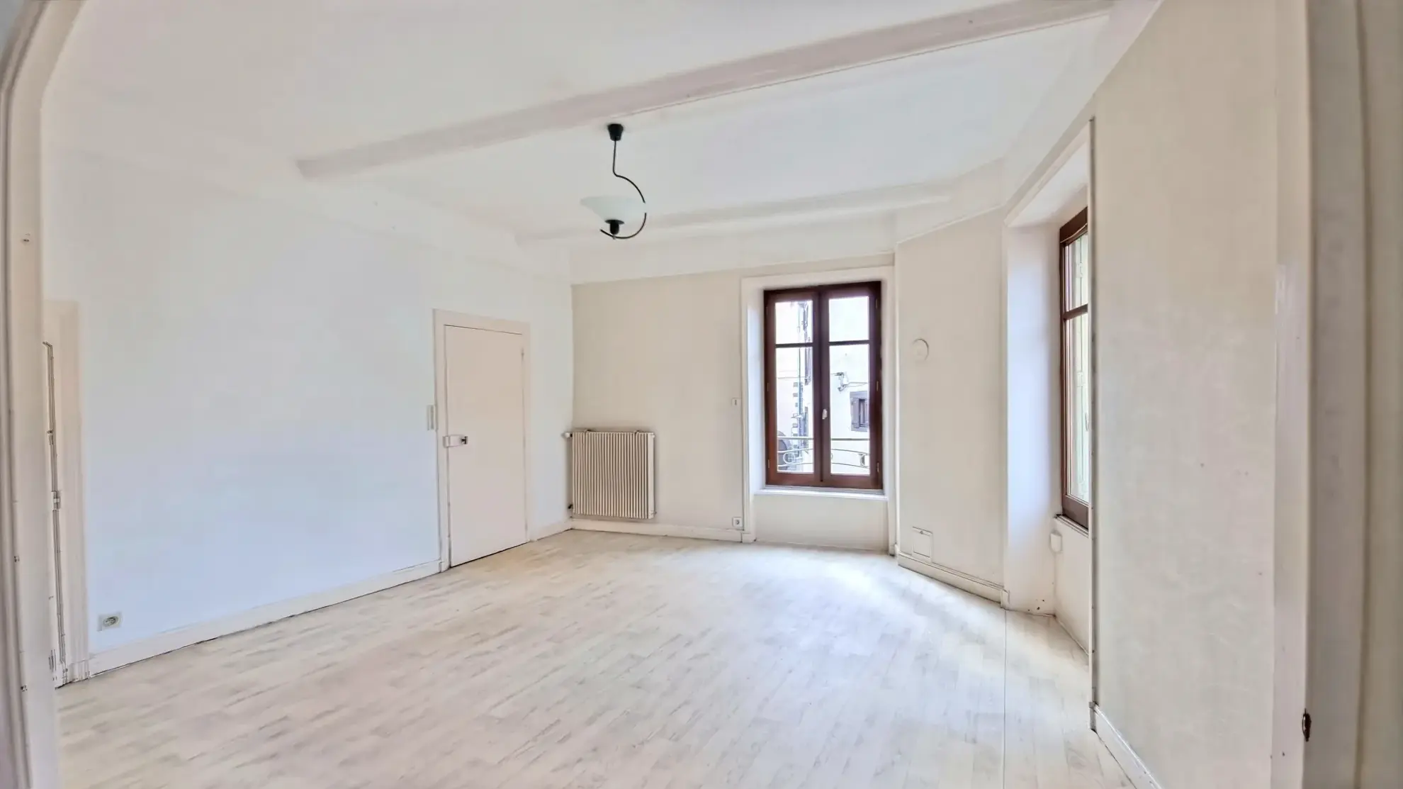 Maison de bourg de 105 m² à Beaumont avec 3 chambres et grand potentiel à vendre 