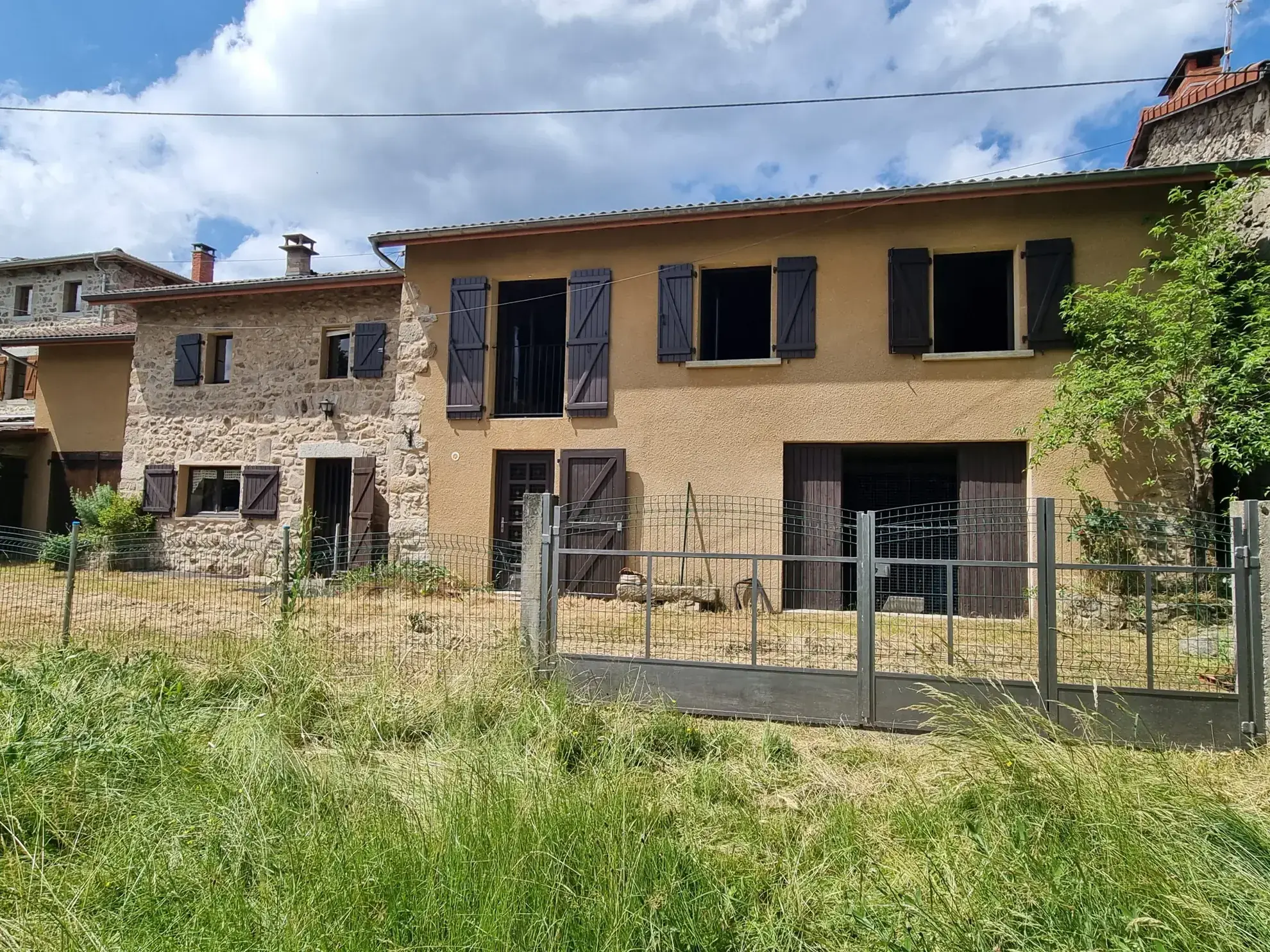 Corps de ferme à rénover de 172 m² à Arlanc, au cœur de la nature