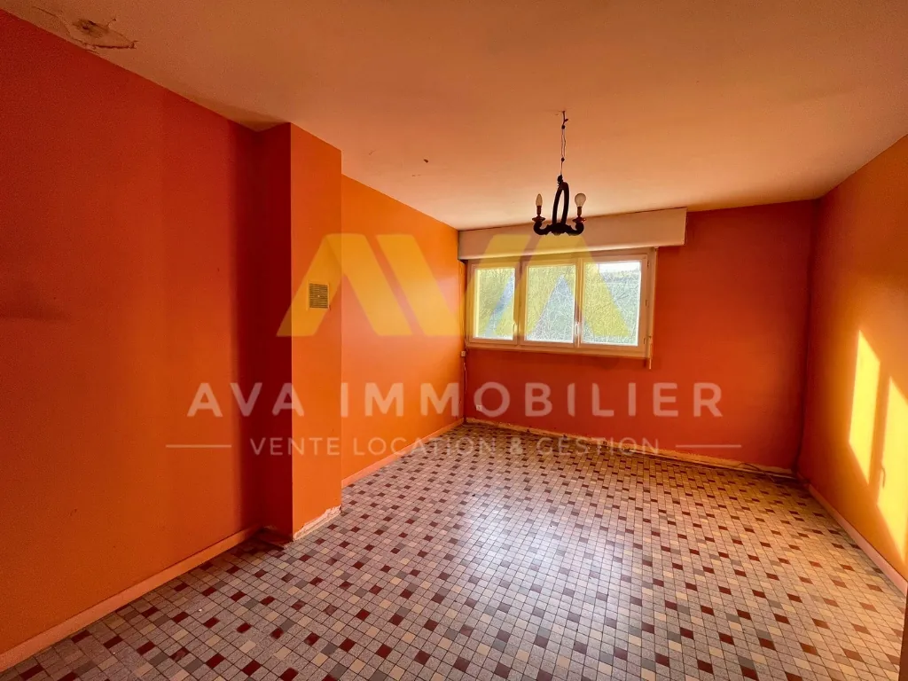 Maison mitoyenne à rénover avec 4 chambres et terrain en pente proche de Mauléon 