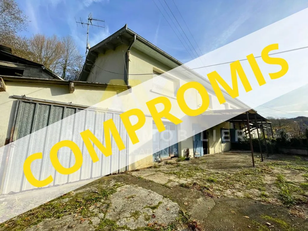 Maison mitoyenne à rénover avec 4 chambres et terrain en pente proche de Mauléon