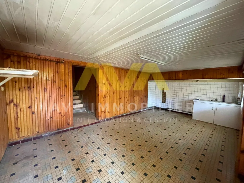 Maison mitoyenne à rénover avec 4 chambres et terrain en pente proche de Mauléon 