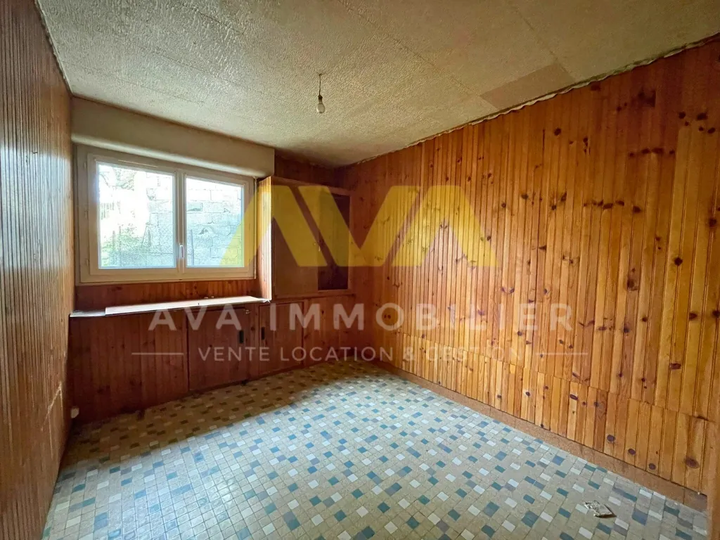 Maison mitoyenne à rénover avec 4 chambres et terrain en pente proche de Mauléon 