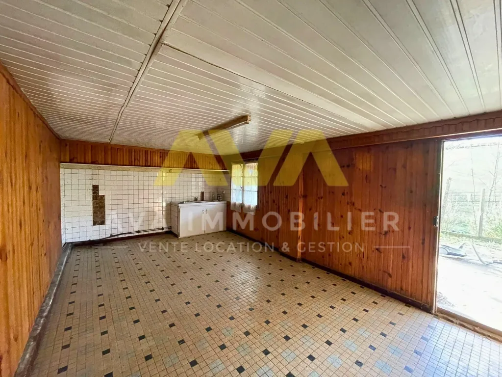 Maison mitoyenne à rénover avec 4 chambres et terrain en pente proche de Mauléon 