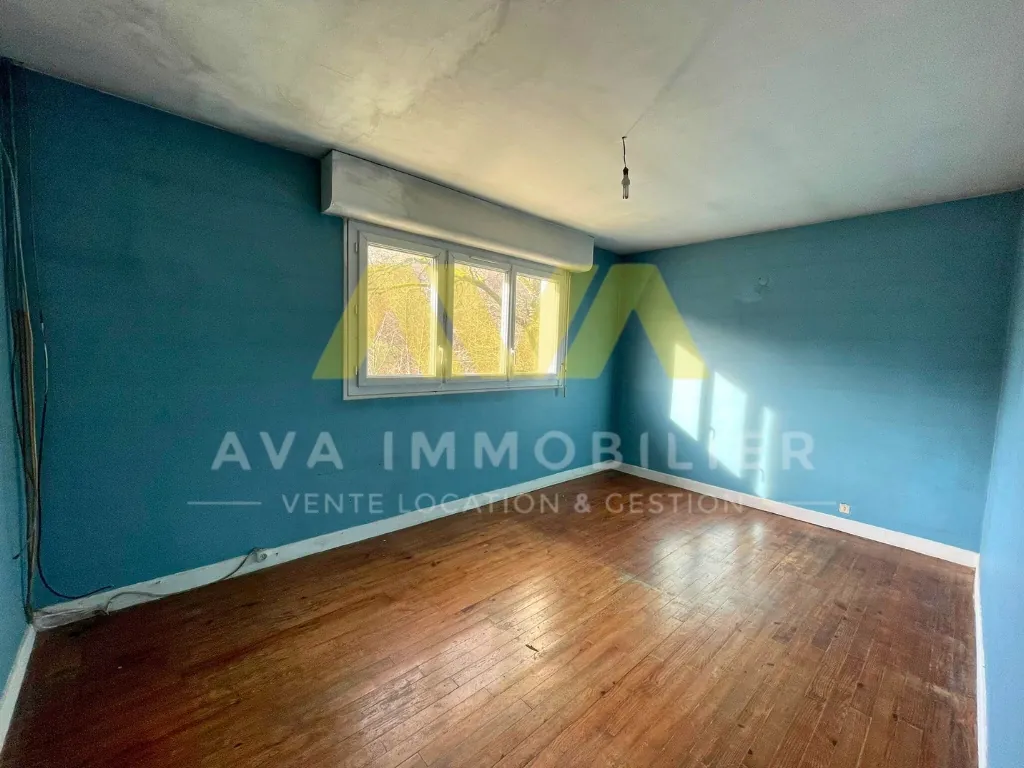 Maison mitoyenne à rénover avec 4 chambres et terrain en pente proche de Mauléon 