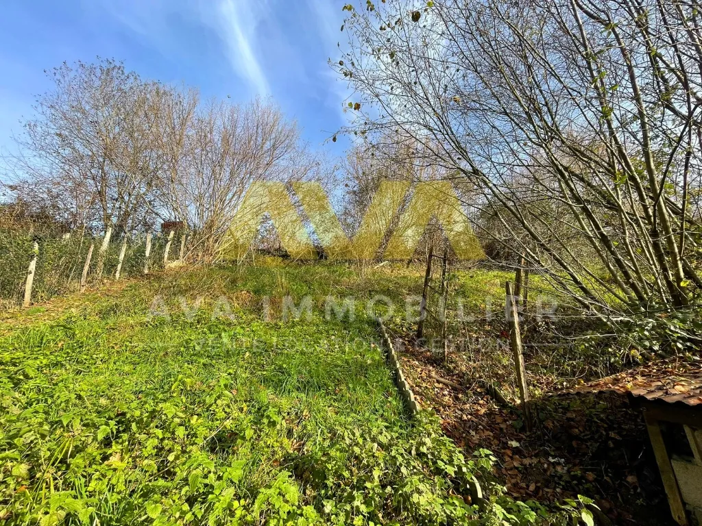 Maison mitoyenne à rénover avec 4 chambres et terrain en pente proche de Mauléon 