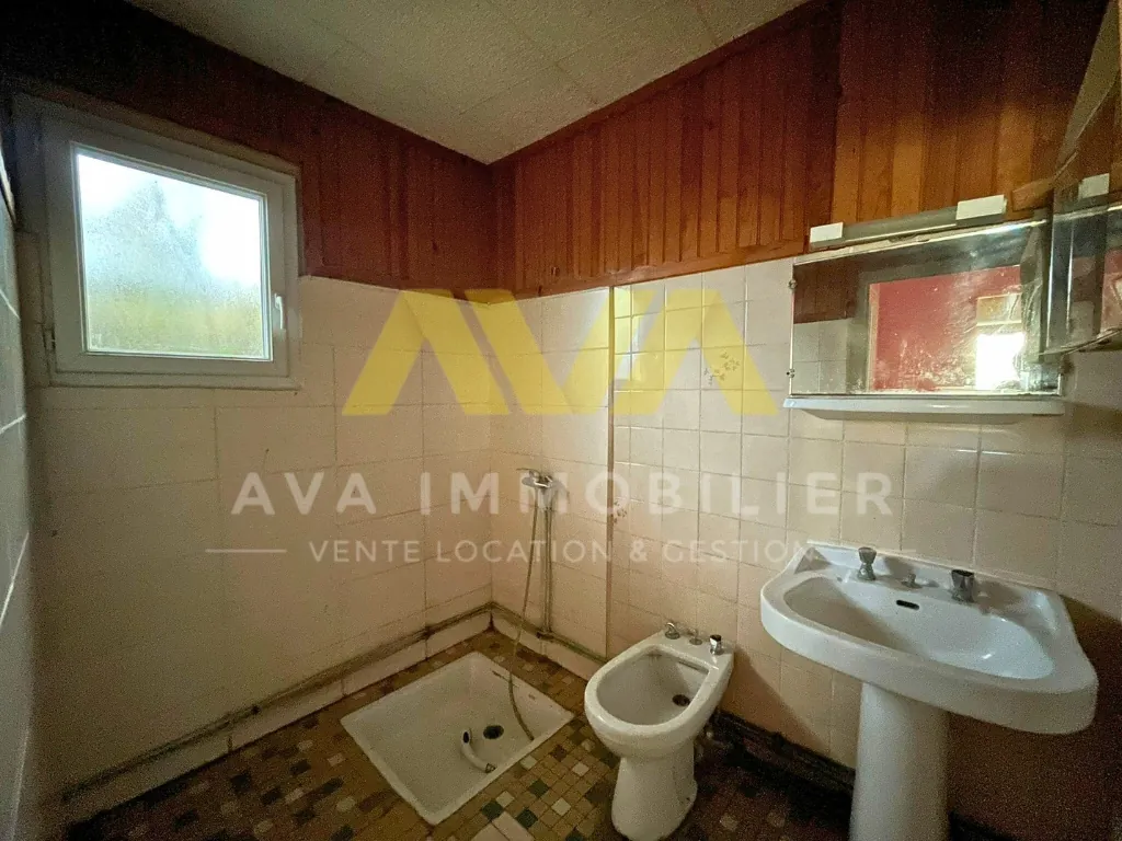 Maison mitoyenne à rénover avec 4 chambres et terrain en pente proche de Mauléon 