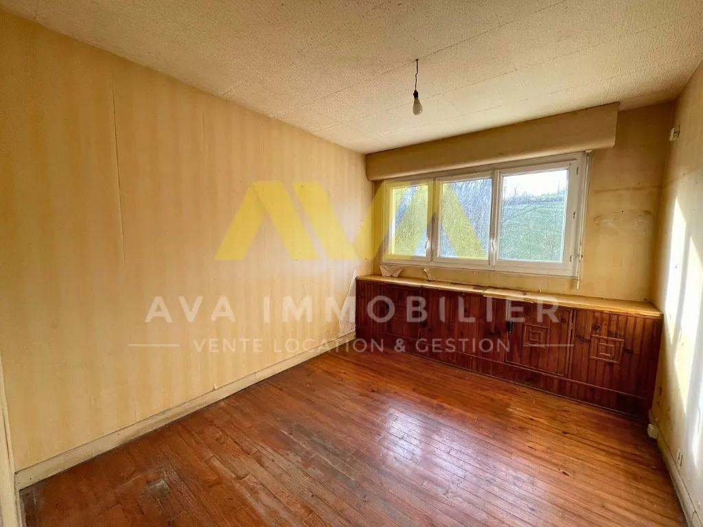 Maison mitoyenne à rénover avec 4 chambres et terrain en pente proche de Mauléon 