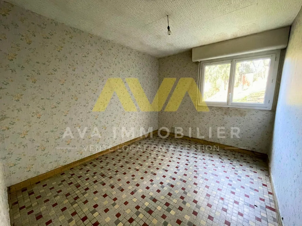 Maison mitoyenne à rénover avec 4 chambres et terrain en pente proche de Mauléon 