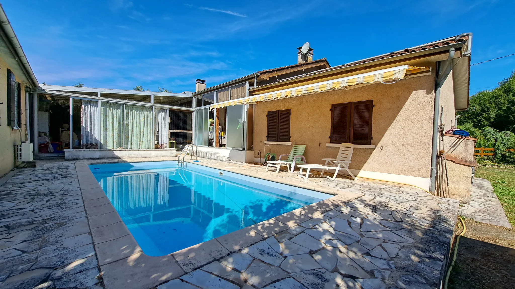 Très bel ensemble de deux maisons avec piscine à Luzech dans un village tous commerces