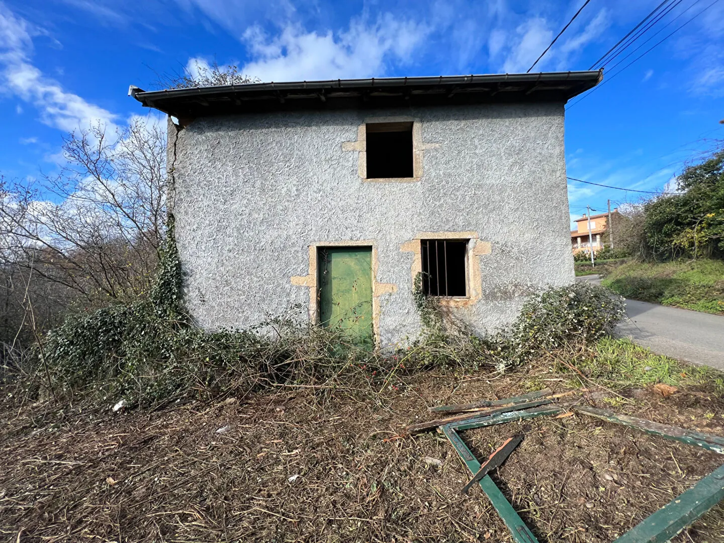 Maisonette en pisé à réhabiliter à Saint-Clair-du-Rhône, terrain 500 m² 