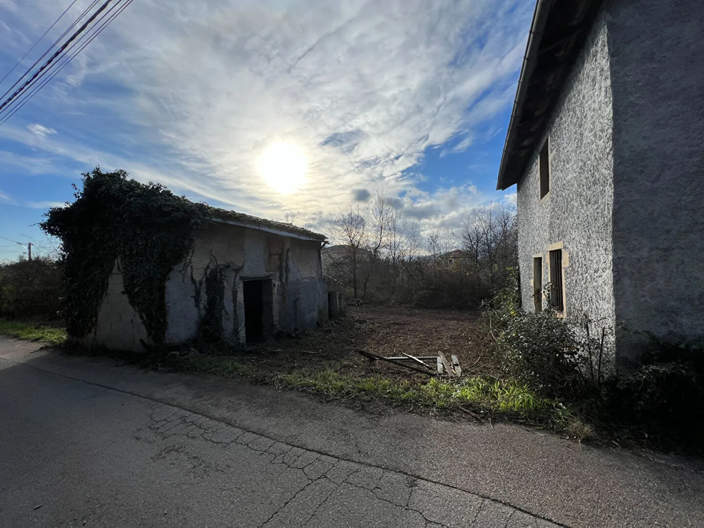 Maisonette en pisé à réhabiliter à Saint-Clair-du-Rhône, terrain 500 m² 