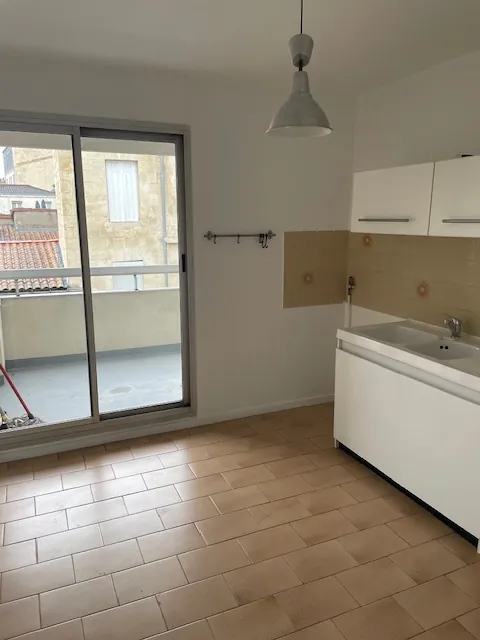 Appartement T3 lumineux avec balcon et cave à Bordeaux - Fondaudege 