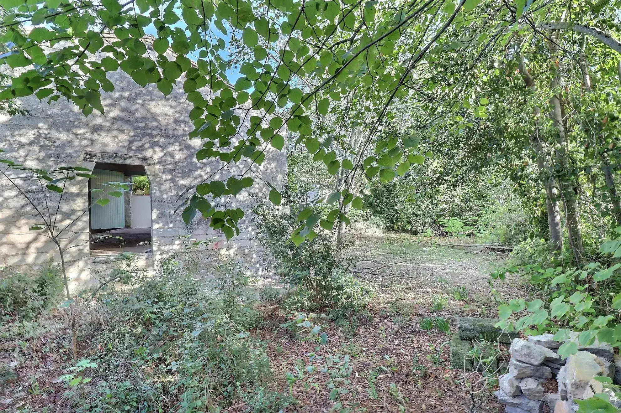 Rare remise en pierre rénovable avec terrain à Saint-Bauzille-de-Montmel 