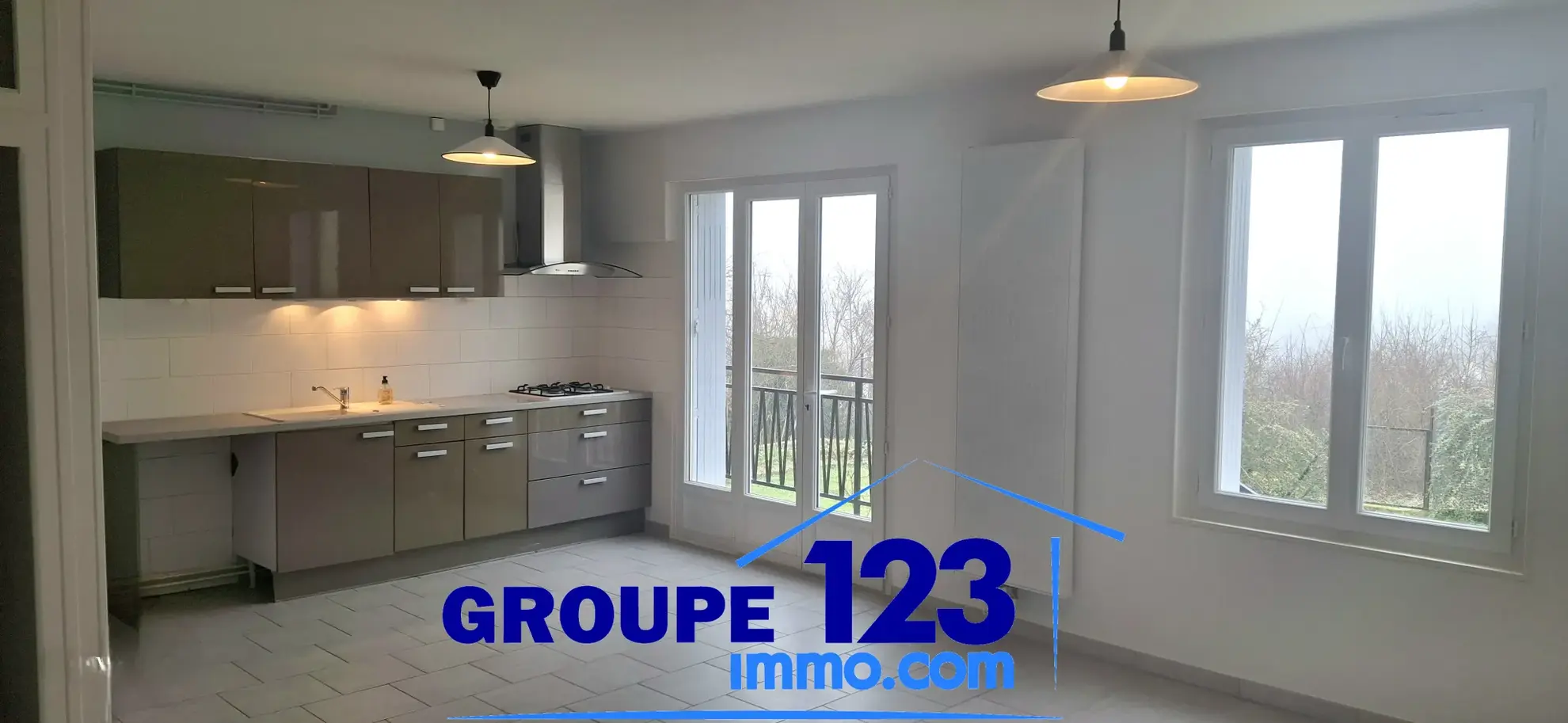Ensemble immobilier à Auxerre avec deux maisons jumelées, jardin et stationnements 