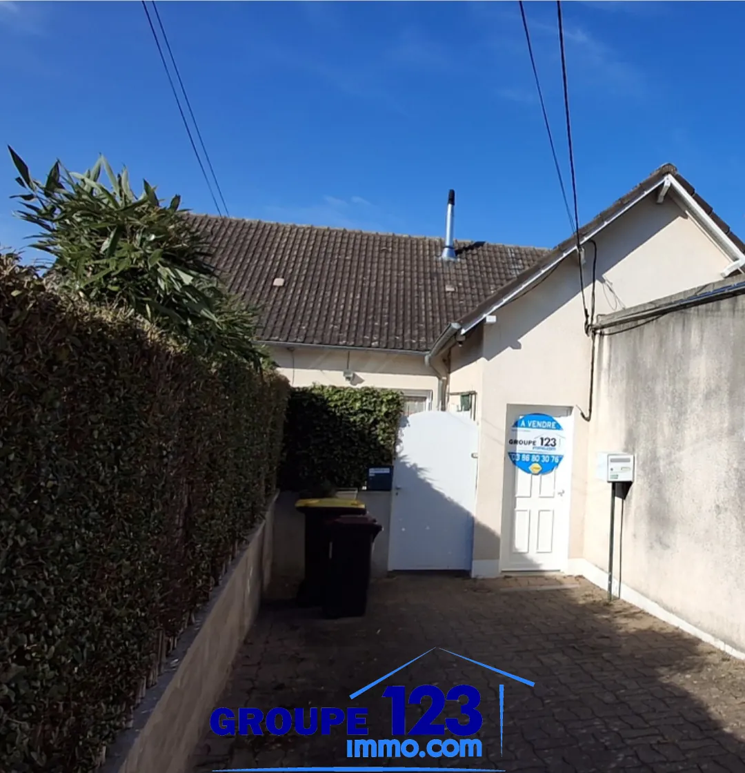 Ensemble immobilier à Auxerre avec deux maisons jumelées, jardin et stationnements 