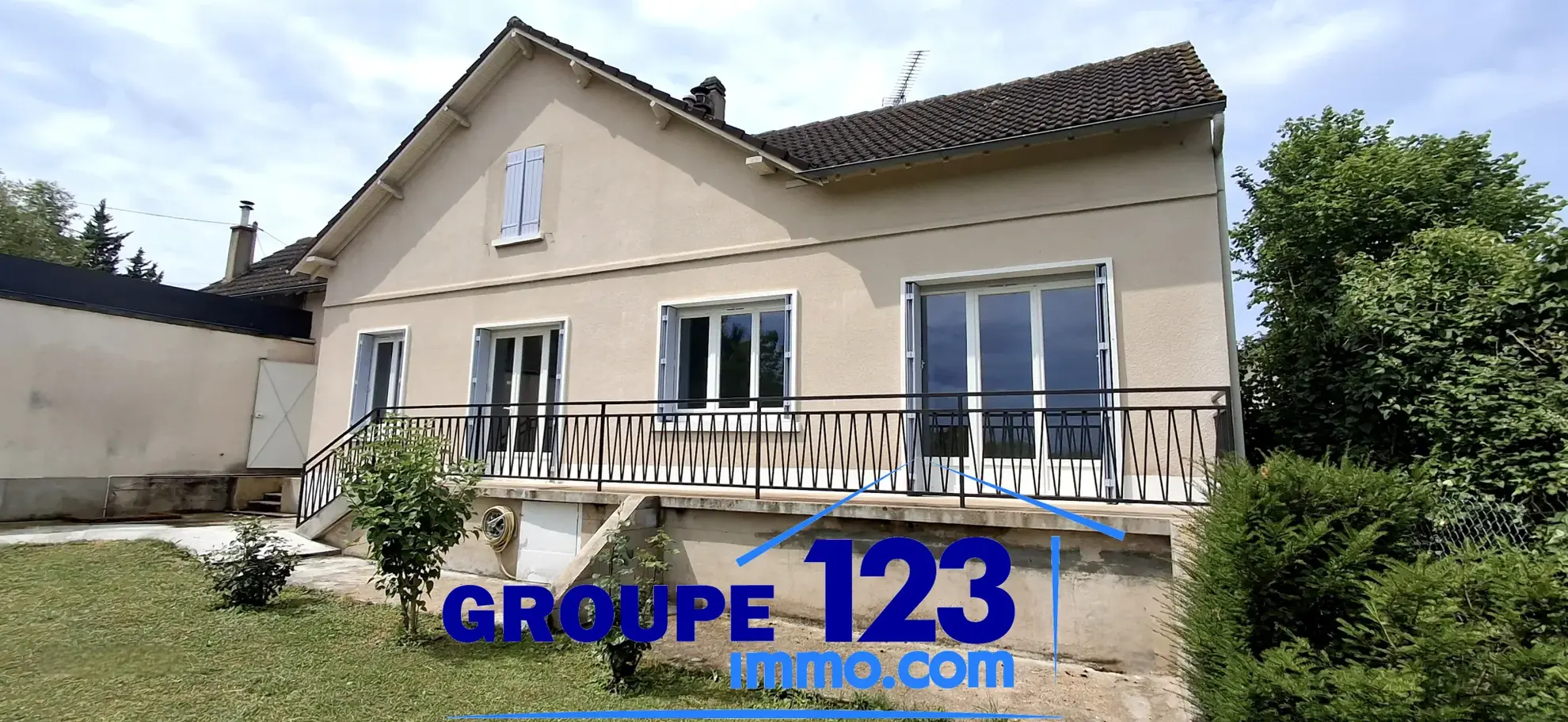 Ensemble immobilier à Auxerre avec deux maisons jumelées, jardin et stationnements