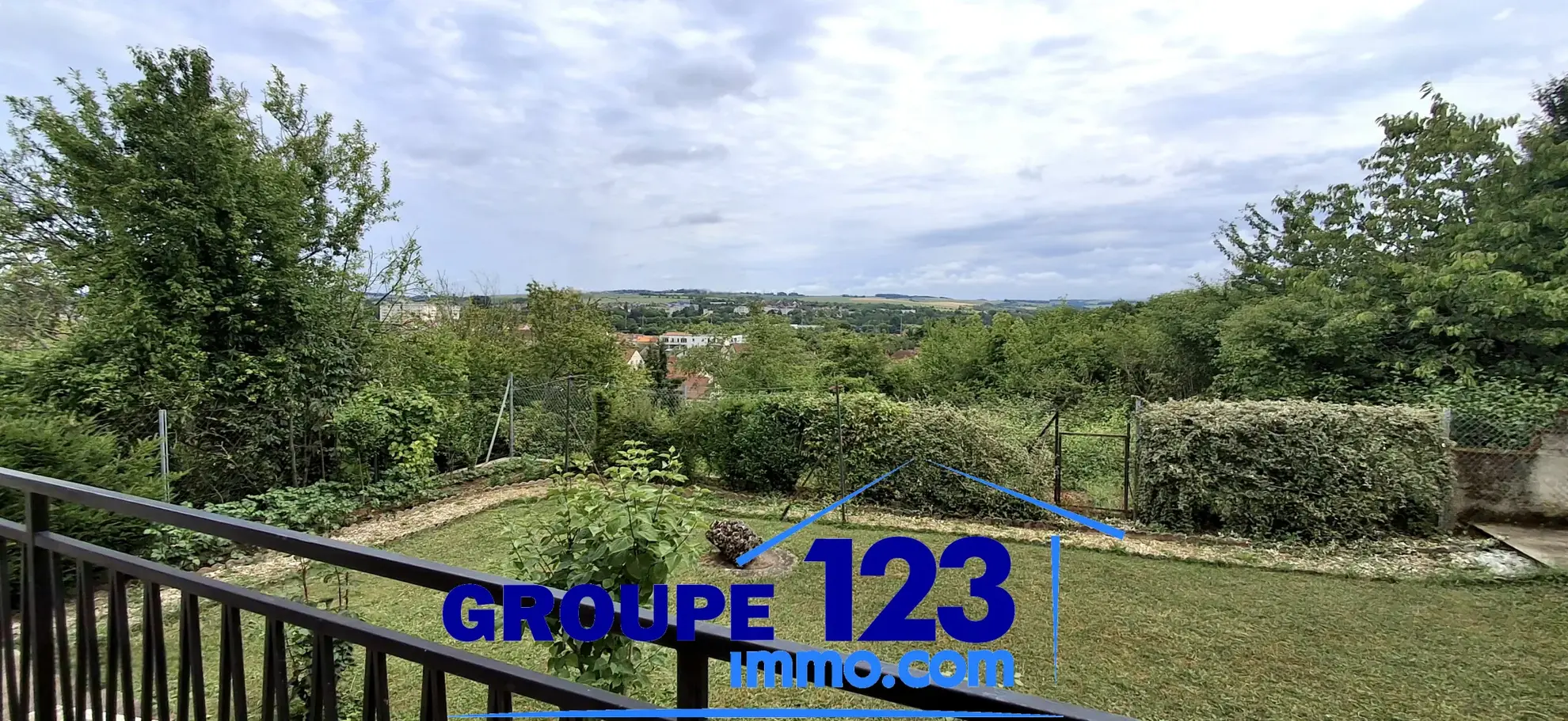 Ensemble immobilier à Auxerre avec deux maisons jumelées, jardin et stationnements 