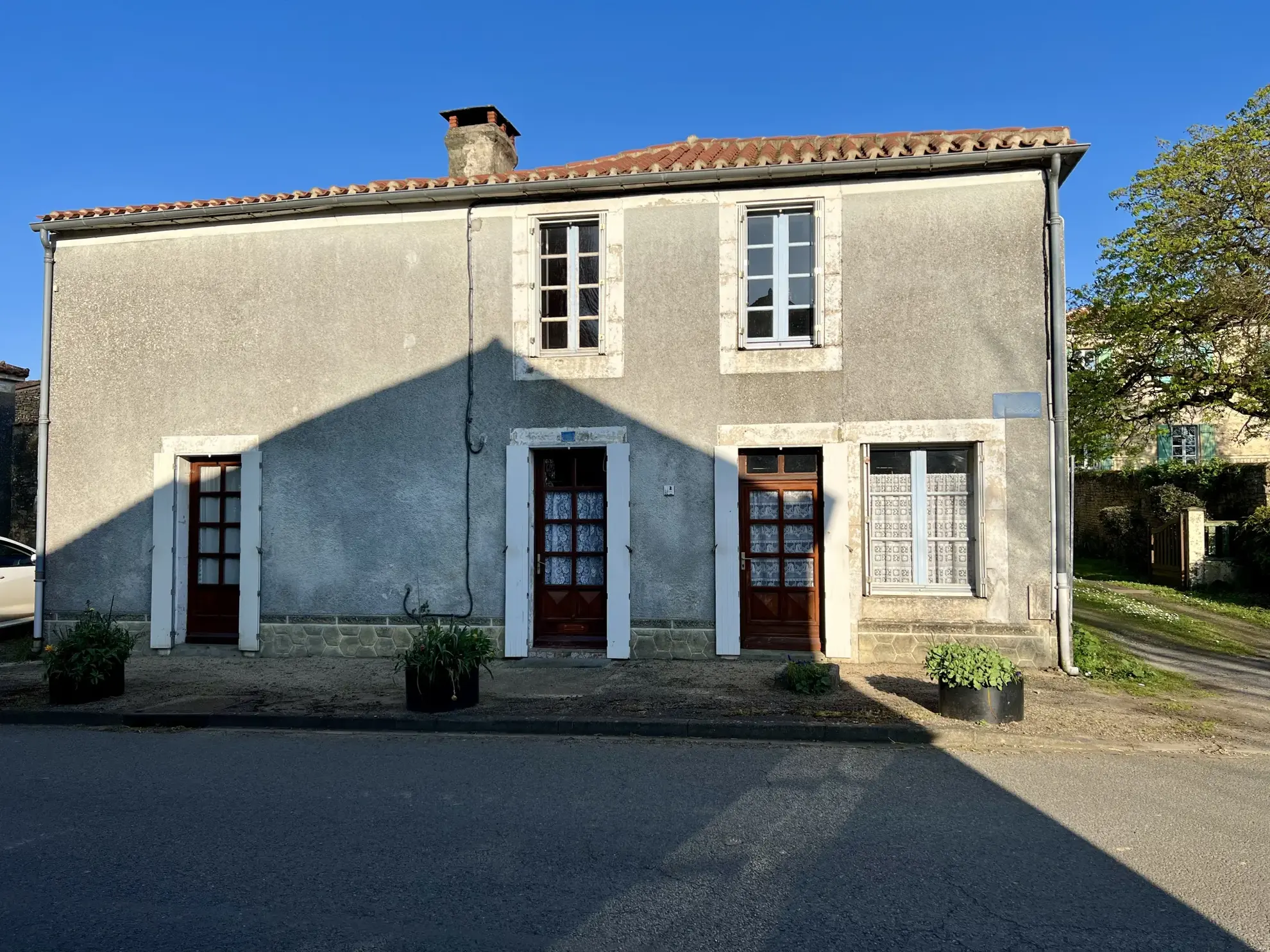 Maison en pierre en centre bourg avec jardin et dépendances à Saint Jean d'Hermine