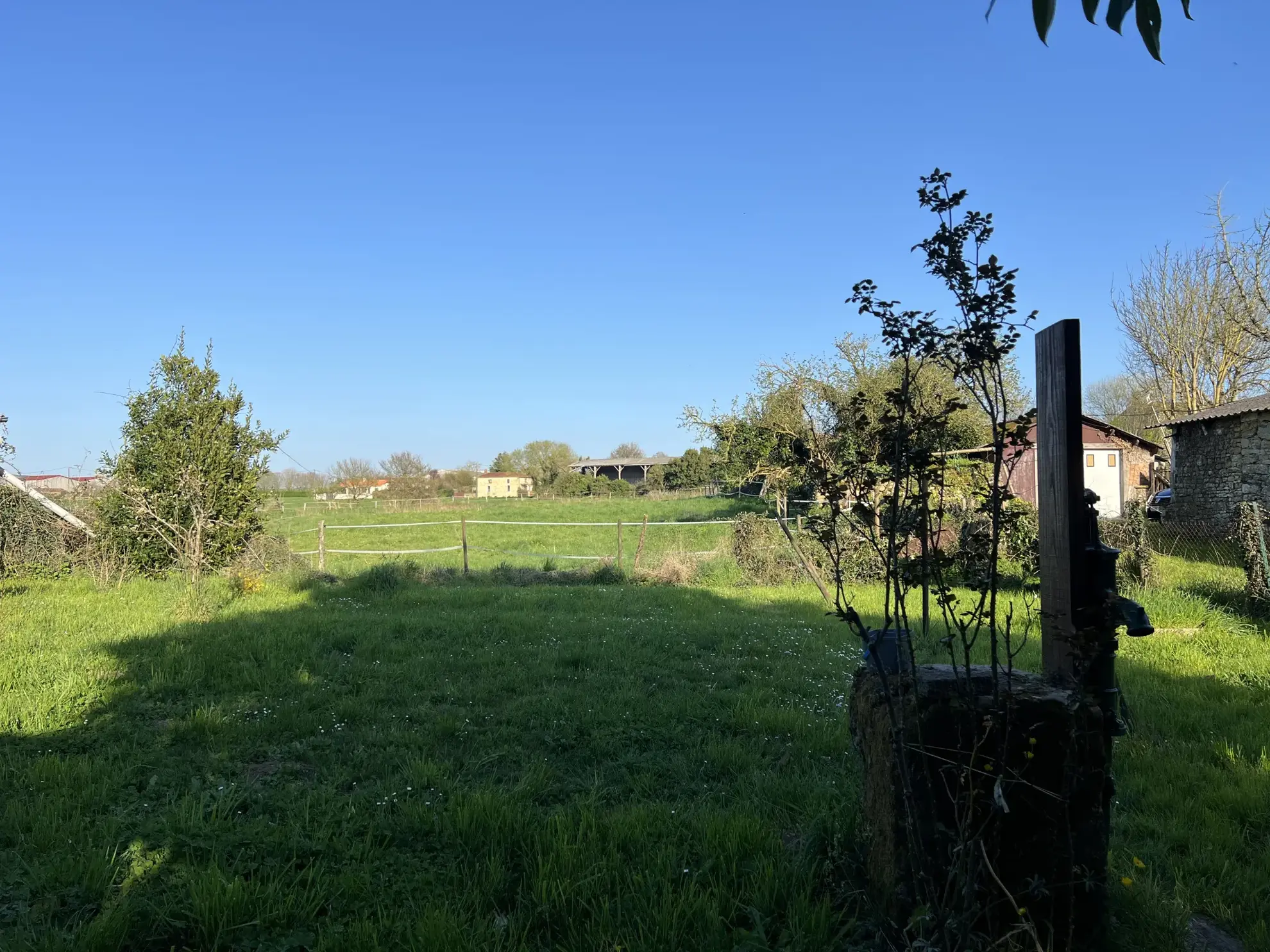 Charmante maison en pierre avec jardin et dépendances à proximité de Saint Jean d'Hermine 