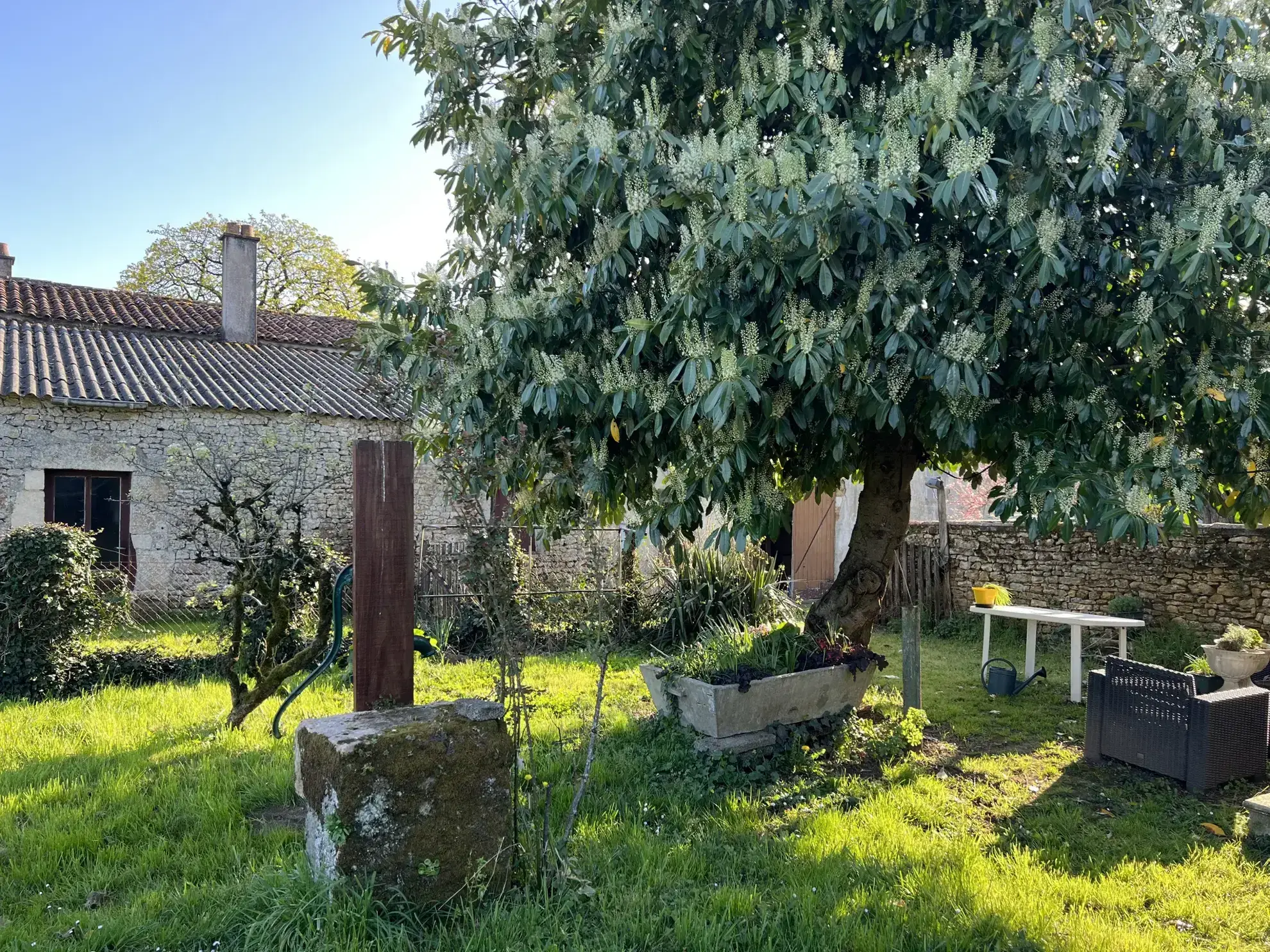 Charmante maison en pierre avec jardin et dépendances à proximité de Saint Jean d'Hermine 