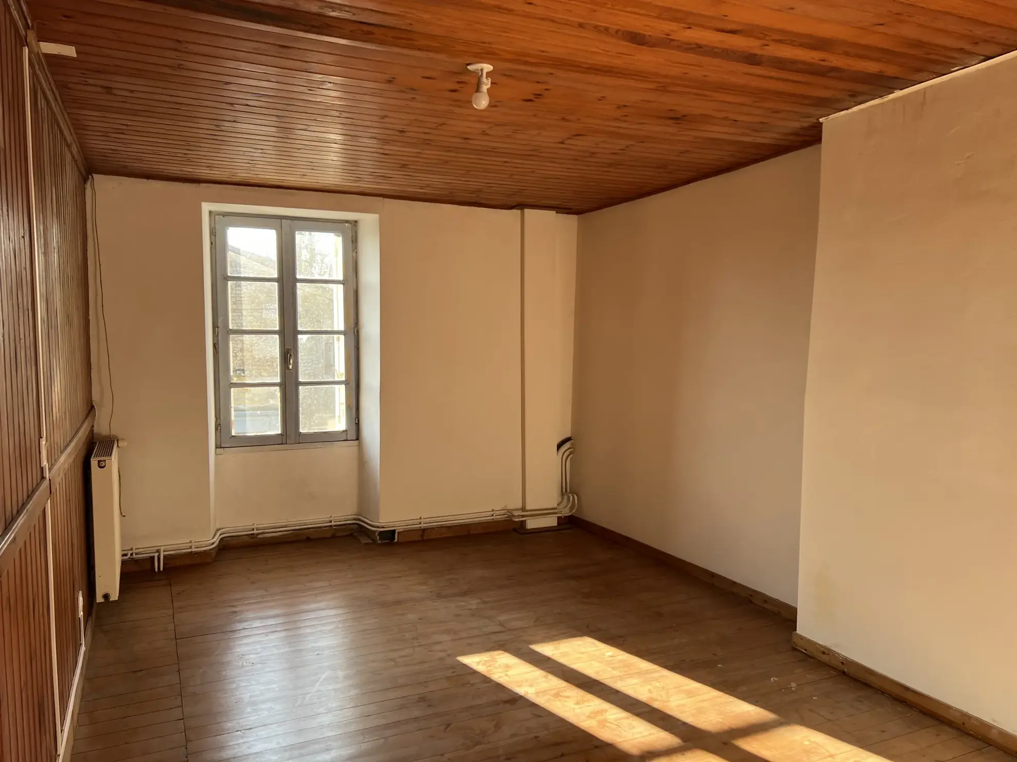 Charmante maison en pierre avec jardin et dépendances à proximité de Saint Jean d'Hermine 