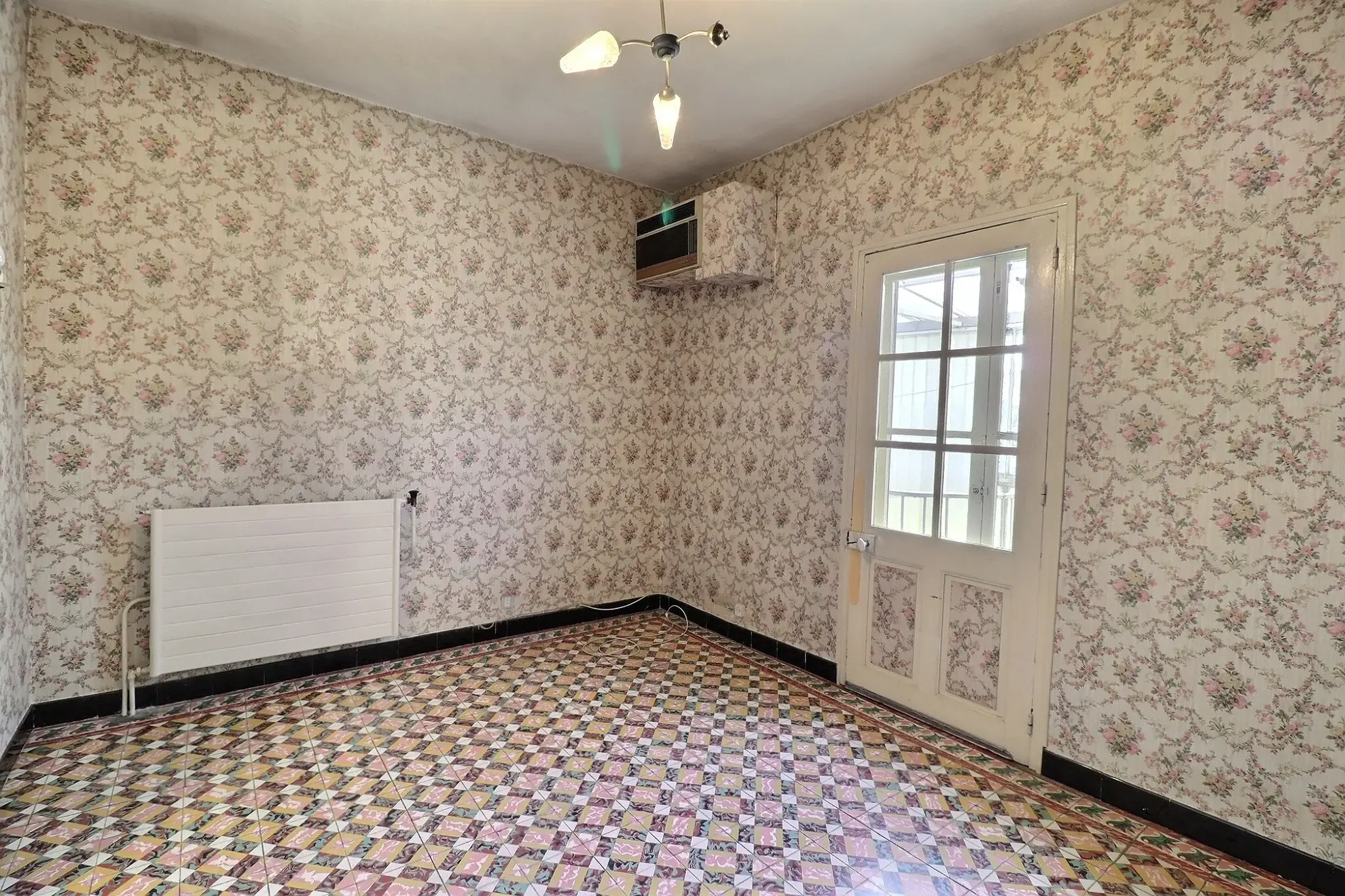 Maison de ville à Lunel de 140m² avec cour et potentiel de rénovation 