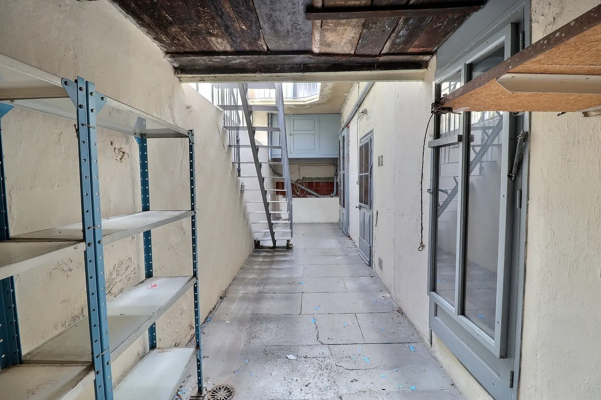 Maison de ville à Lunel de 140m² avec cour et potentiel de rénovation 