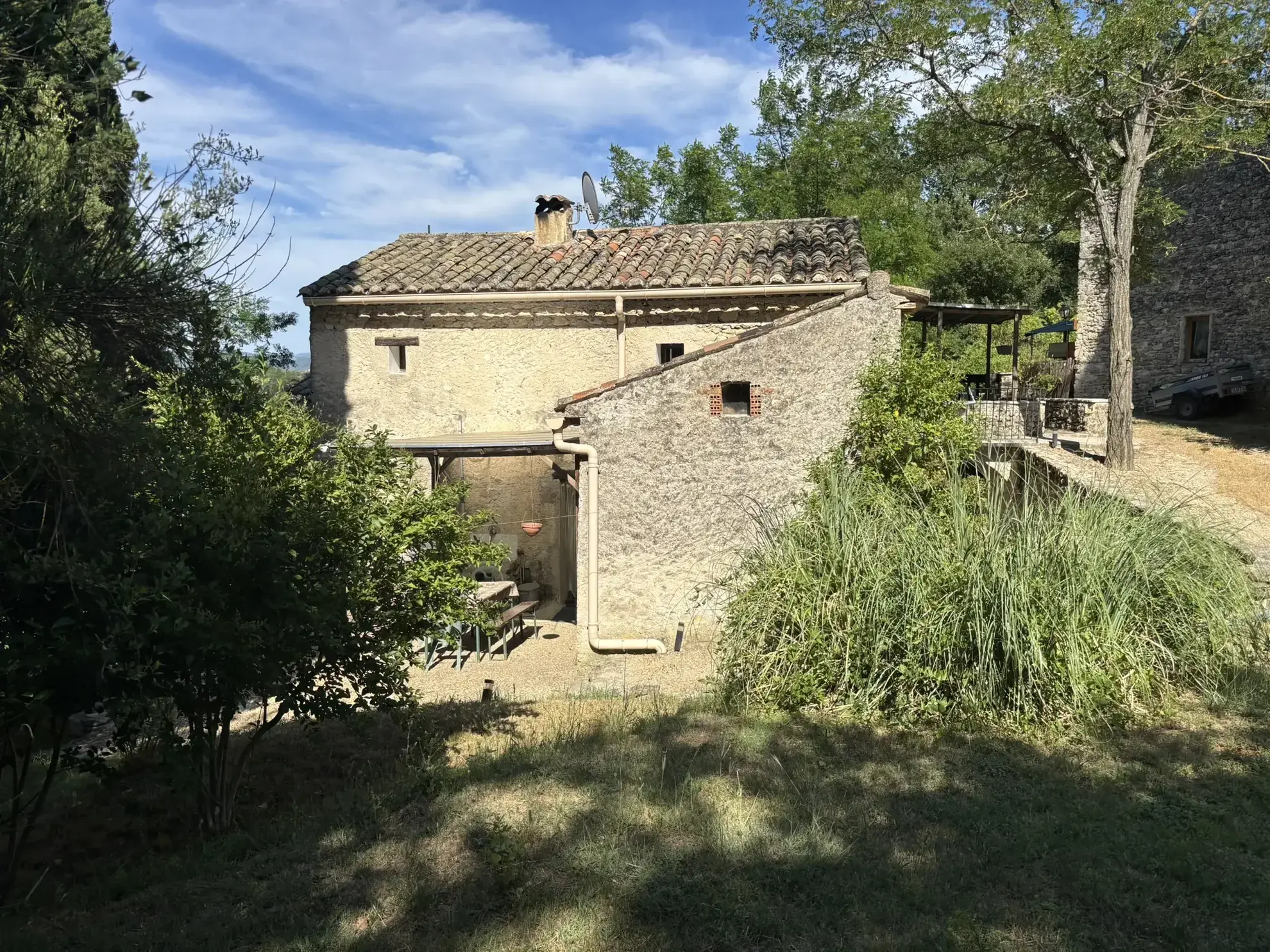 Maison de campagne en pierre avec deux logements à vendre à Crestet 