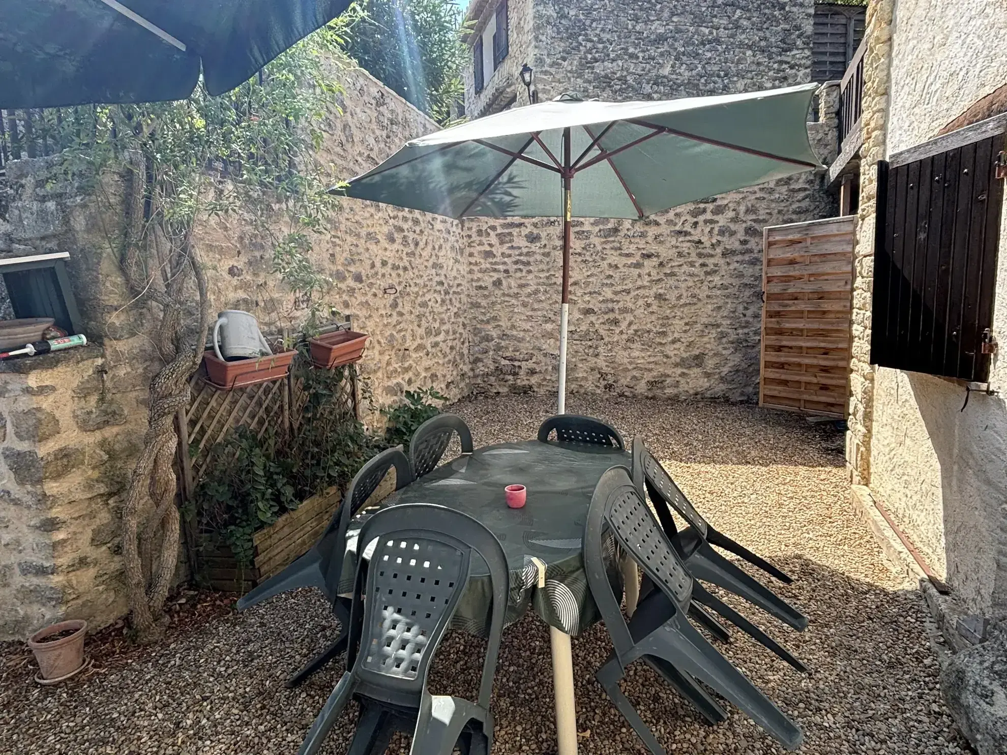 Maison de campagne en pierre avec deux logements à vendre à Crestet 