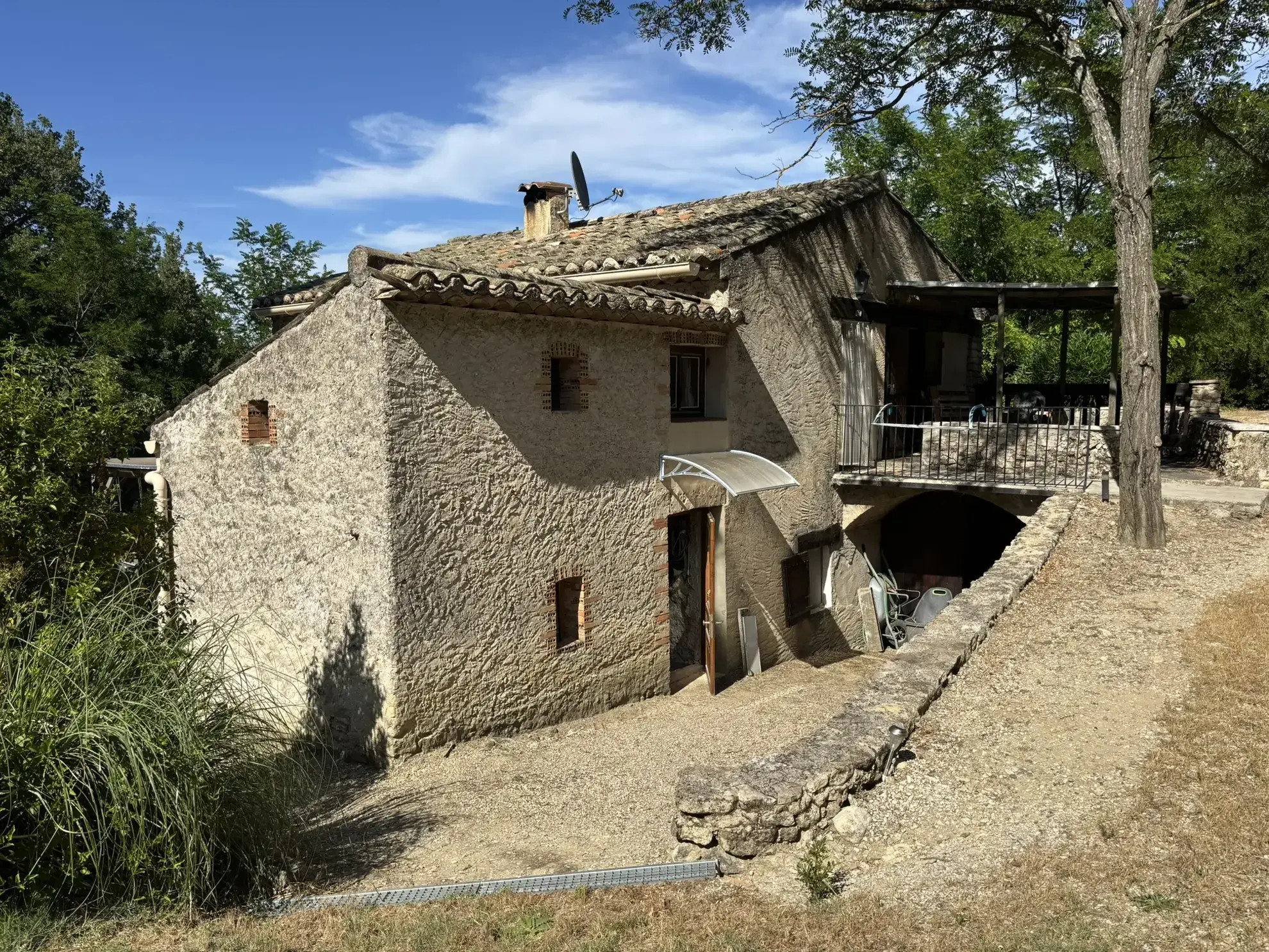 Maison de campagne en pierre avec deux logements à vendre à Crestet 
