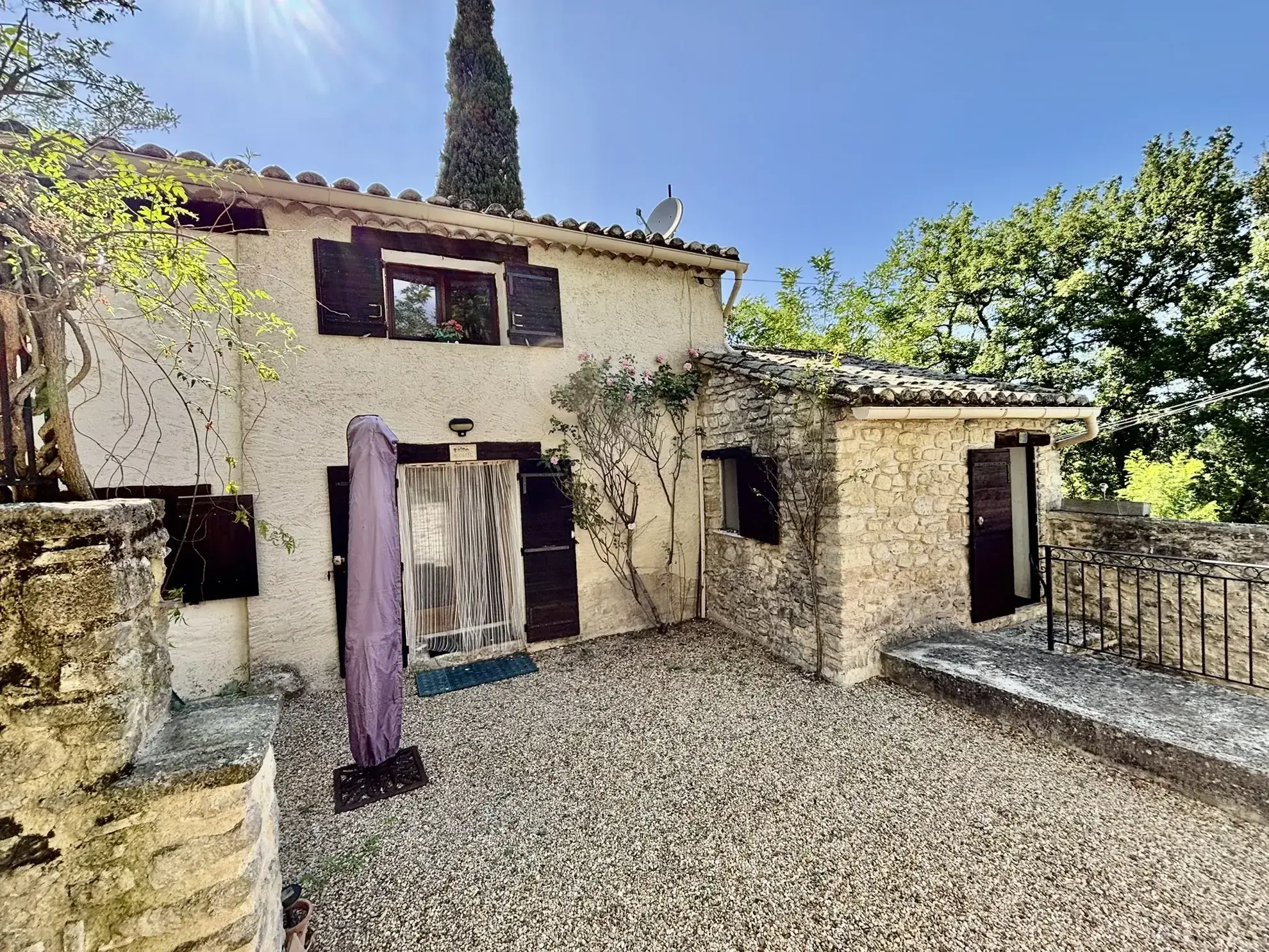 Maison de campagne en pierre avec deux logements à vendre à Crestet 